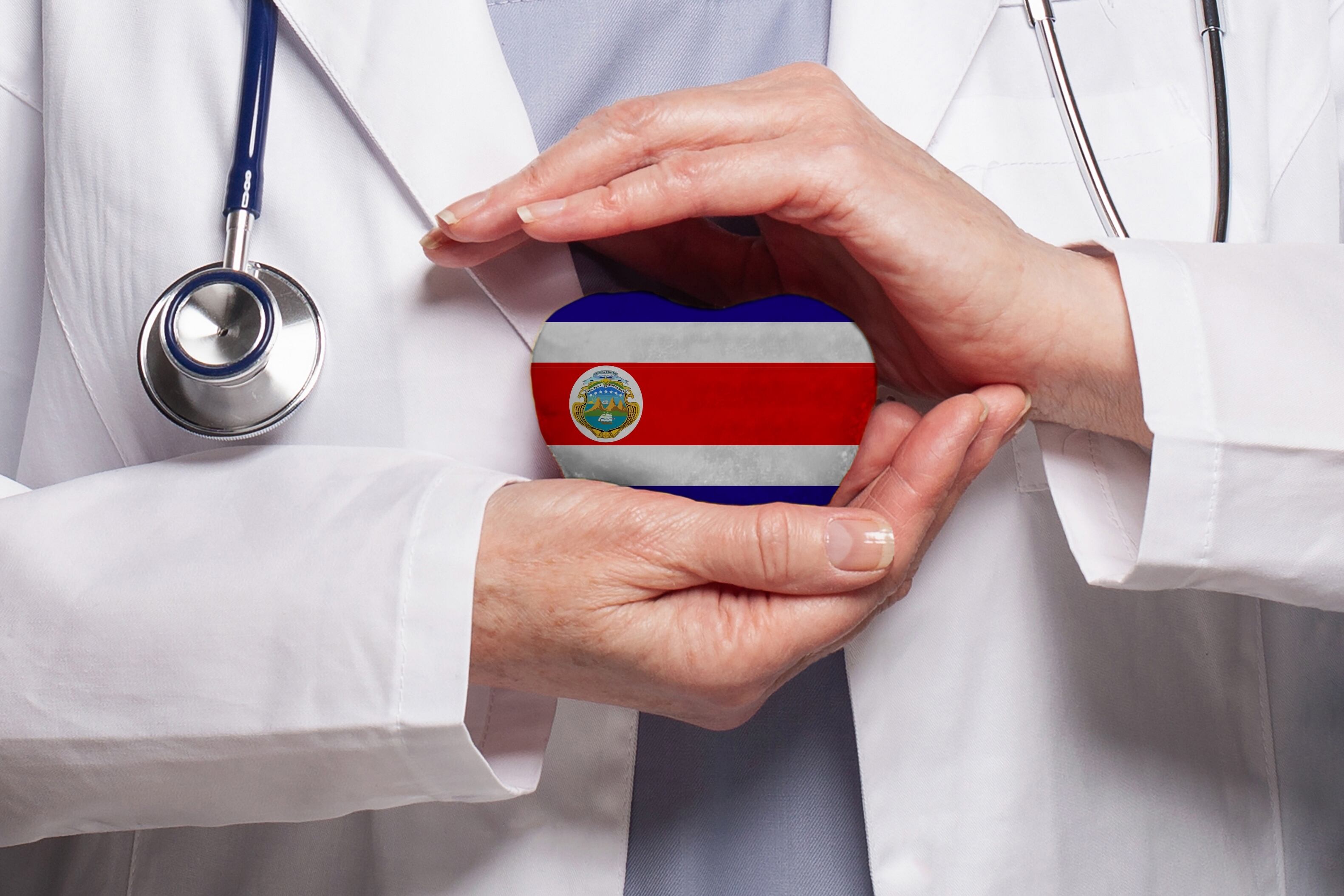 Costa Rica enferma, Costa Rica en manos médicas, en crisis, Estado de Costa Rica colapsado, manos de médico sostienen bandera de Costa Rica