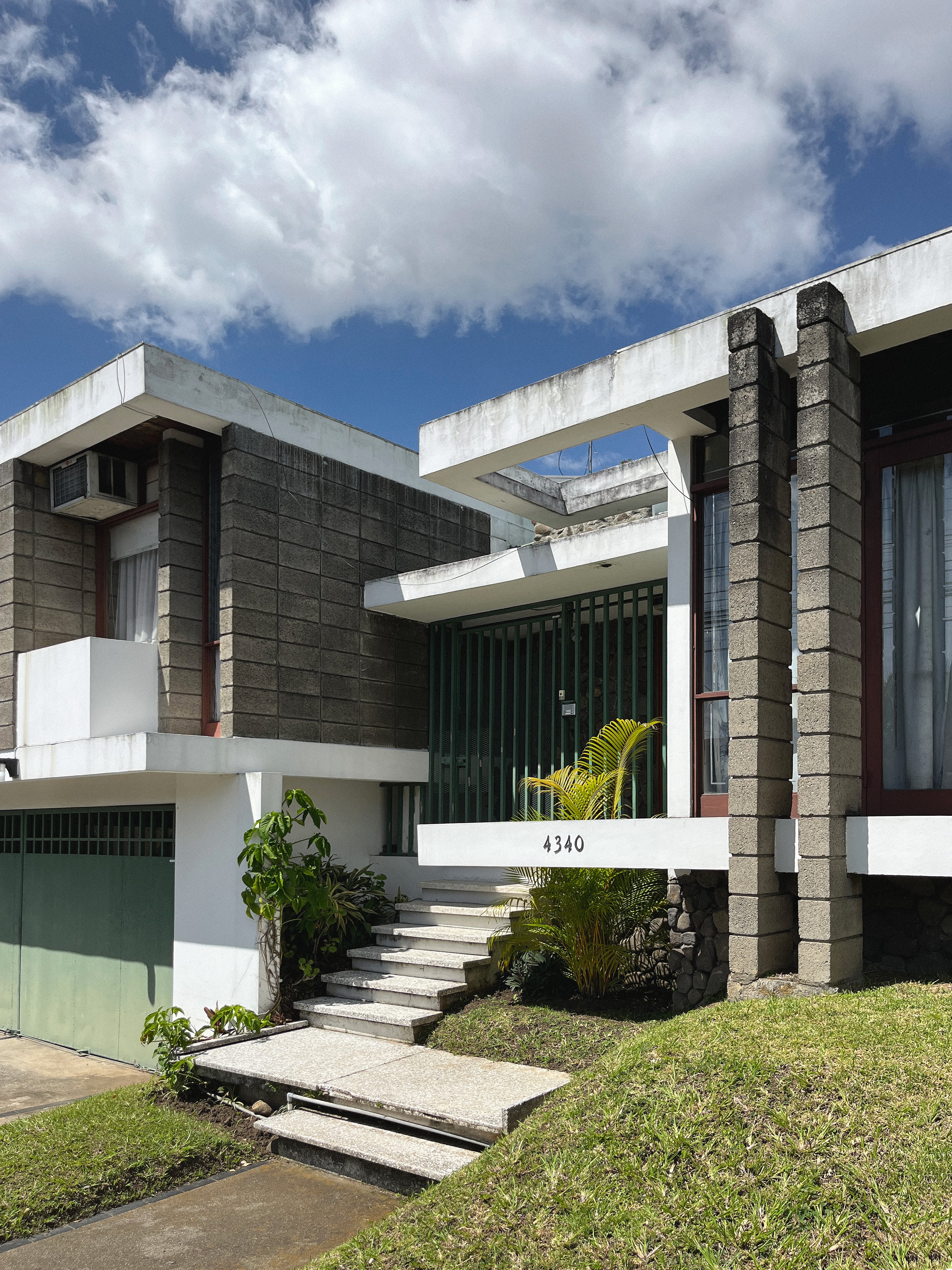 La búsqueda de Roberto D'Ambrosio abarca tanto edificios residenciales como comerciales.