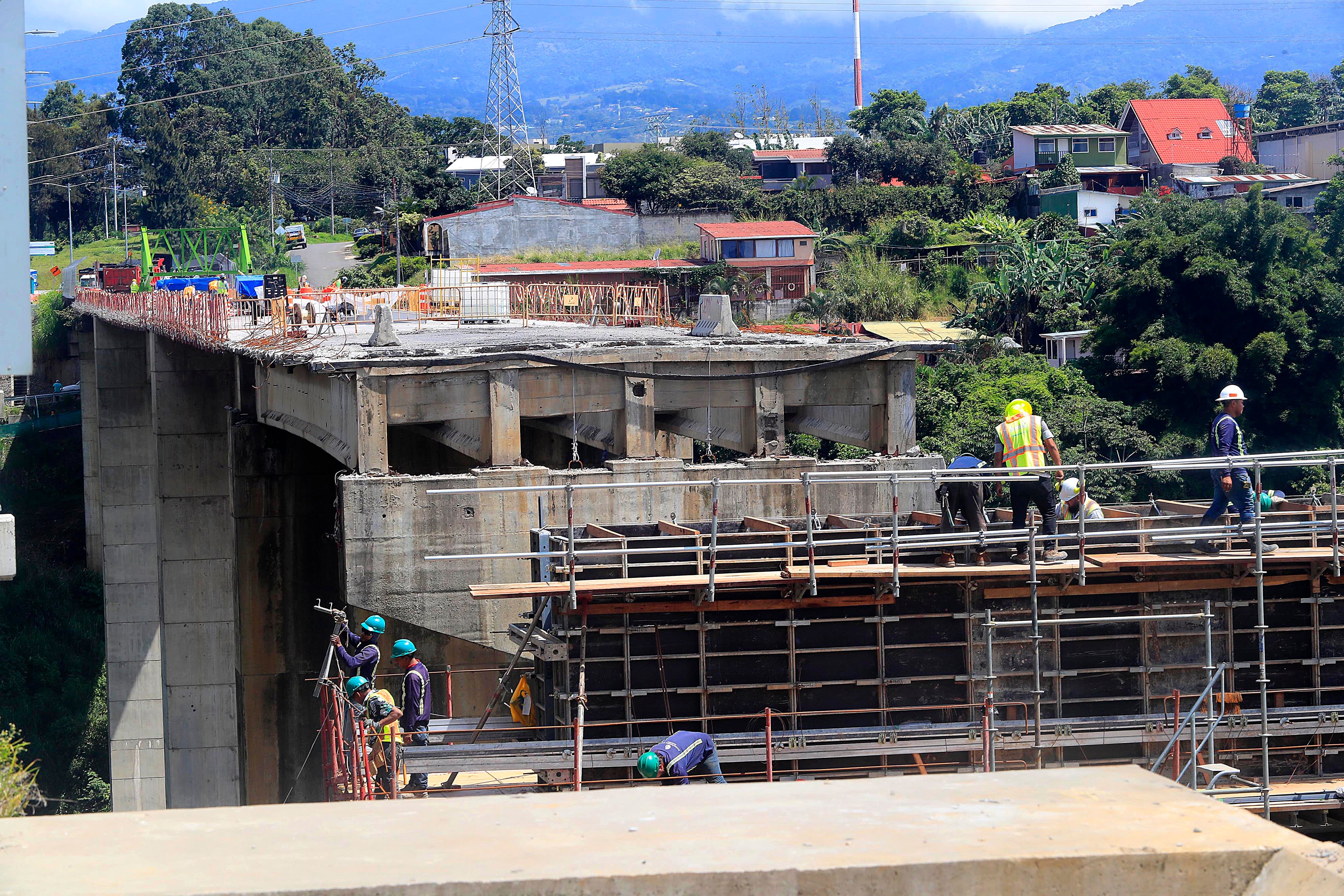 21/09/2023 Tibás. Este jueves por la mañana continuaban los trabajos en el puente sobre el río Virilla, Ruta 32, detrás del Estadio Saprissa y conocido así, como Puente Saprissa.