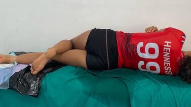 Brisa Hennessy sufre herida en el pie, pero sigue en competencia tras recibir cuatro puntadas