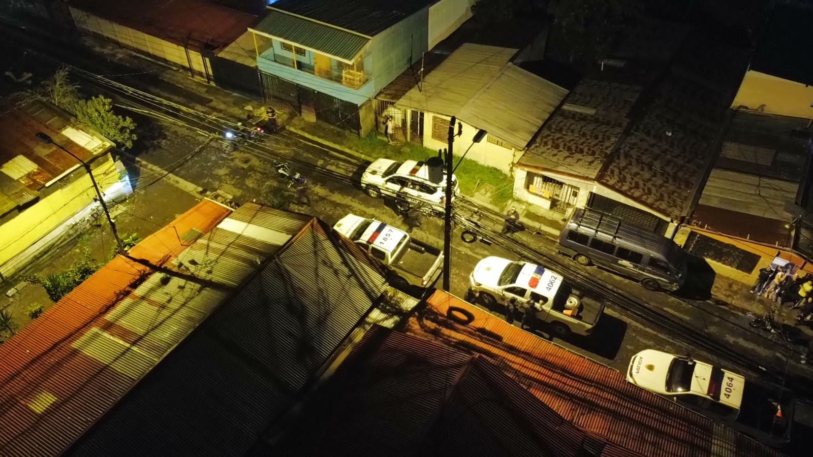 Dos adultos y un adolescente fueron capturados mientras intentaban escapar por los techos de las casas en Purral de Goicoechea.