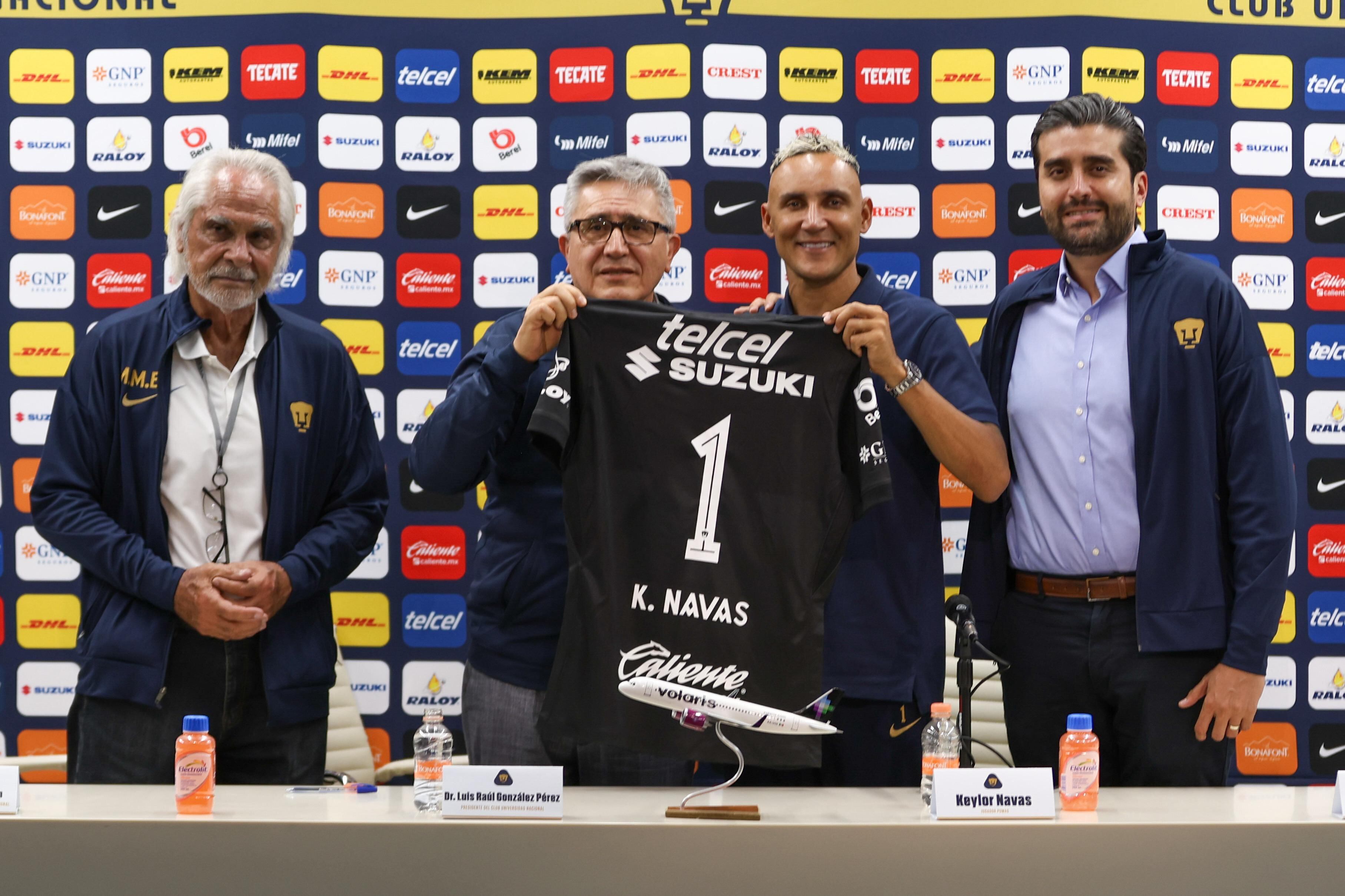 Keylor Navas en su presentación lució la camisa número '1' de Pumas, a la derecha de Navas el gerente: Eduardo Saracho.