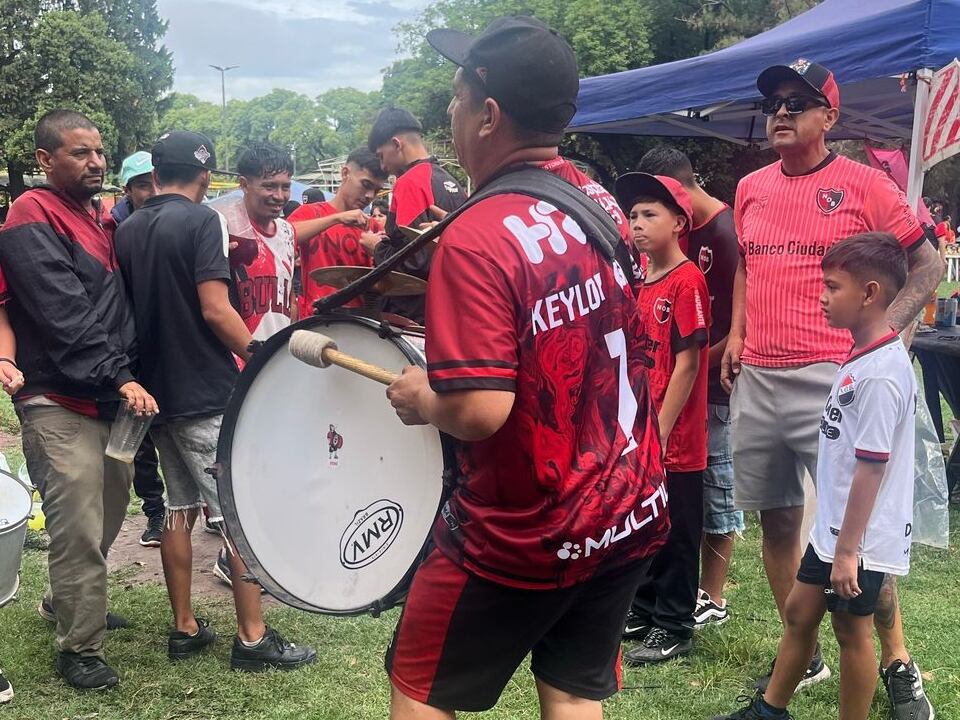La camisa de Keylor Navas es una de las que más se ve en el Parque Independencia, donde se ubica el Coloso Marcelo Bielsa.