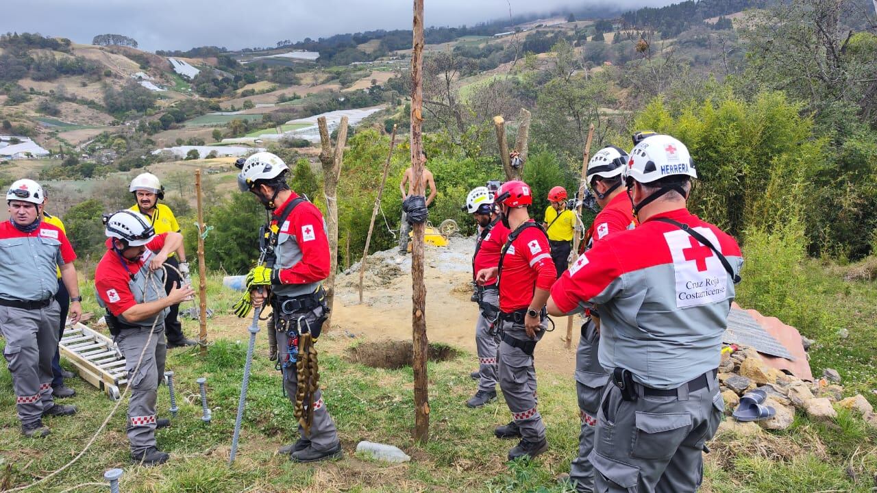 Rescate dos personas de Pozo
