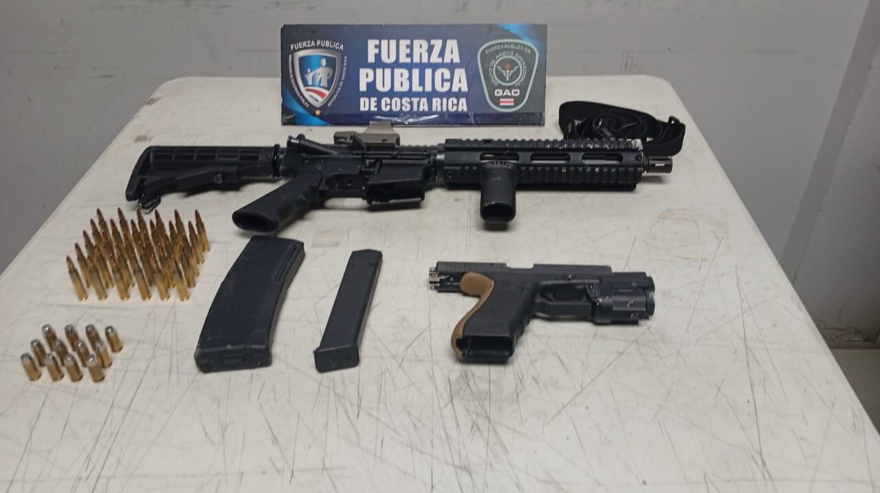 La Fuerza Pública de Cartago decomisó estas armas de fuego a cuatro sospechosos de participar en el asesinato de un adolescente en Vista Hermosa de Oreamuno.