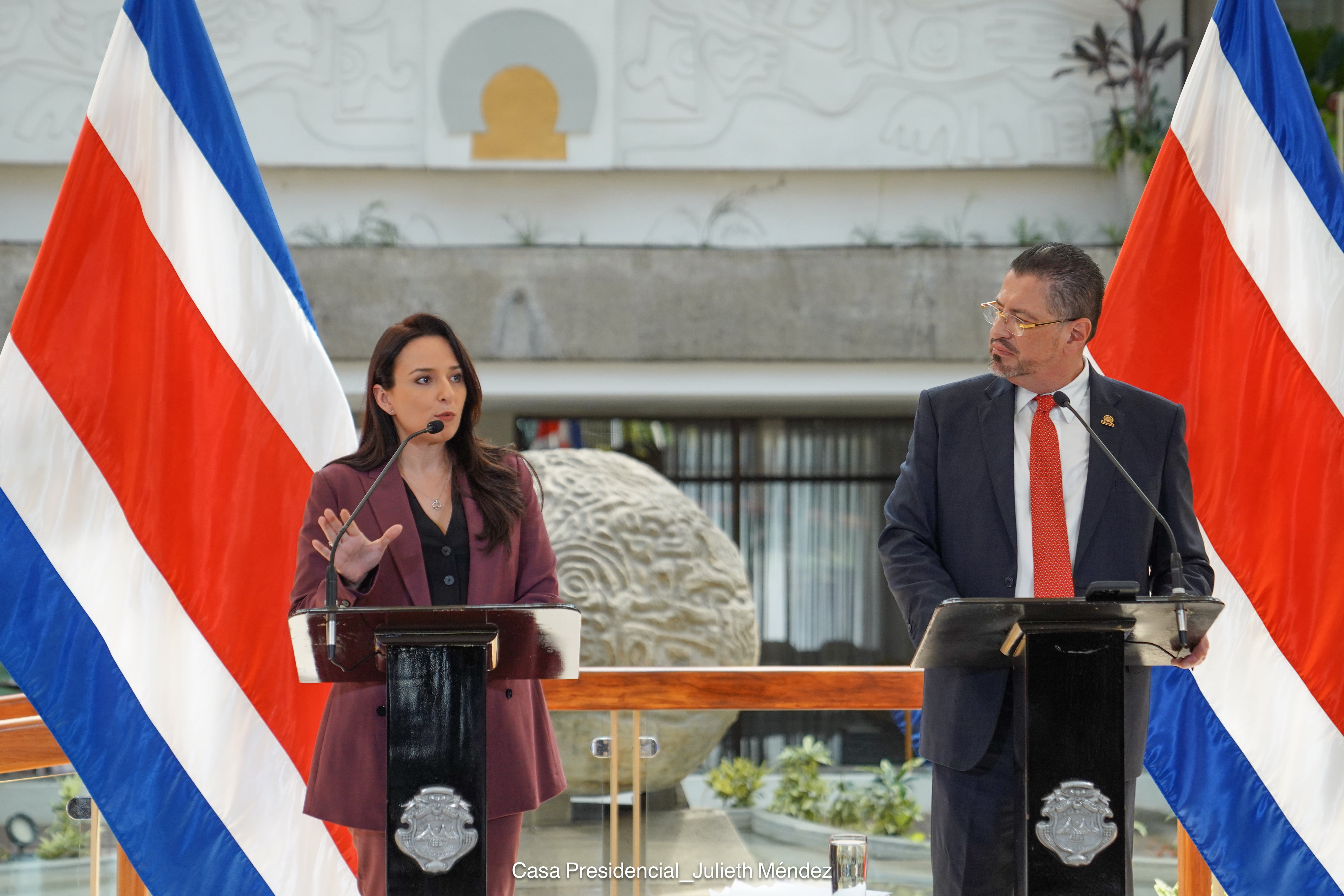 La ministra Natalia Díaz evitó dar un criterio sobre el proyecto de ley del Frente Amplio, pero el mandatario afirmó que se opone a la propuesta. Foto: Casa Presidencial