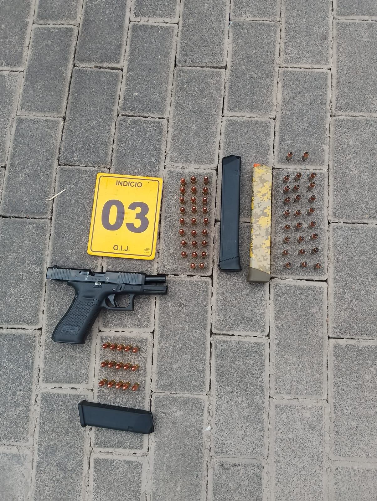Los agentes incautaron un arma 9 mm con un cargador extendido, cuyo uso está prohibido entre la población civil.