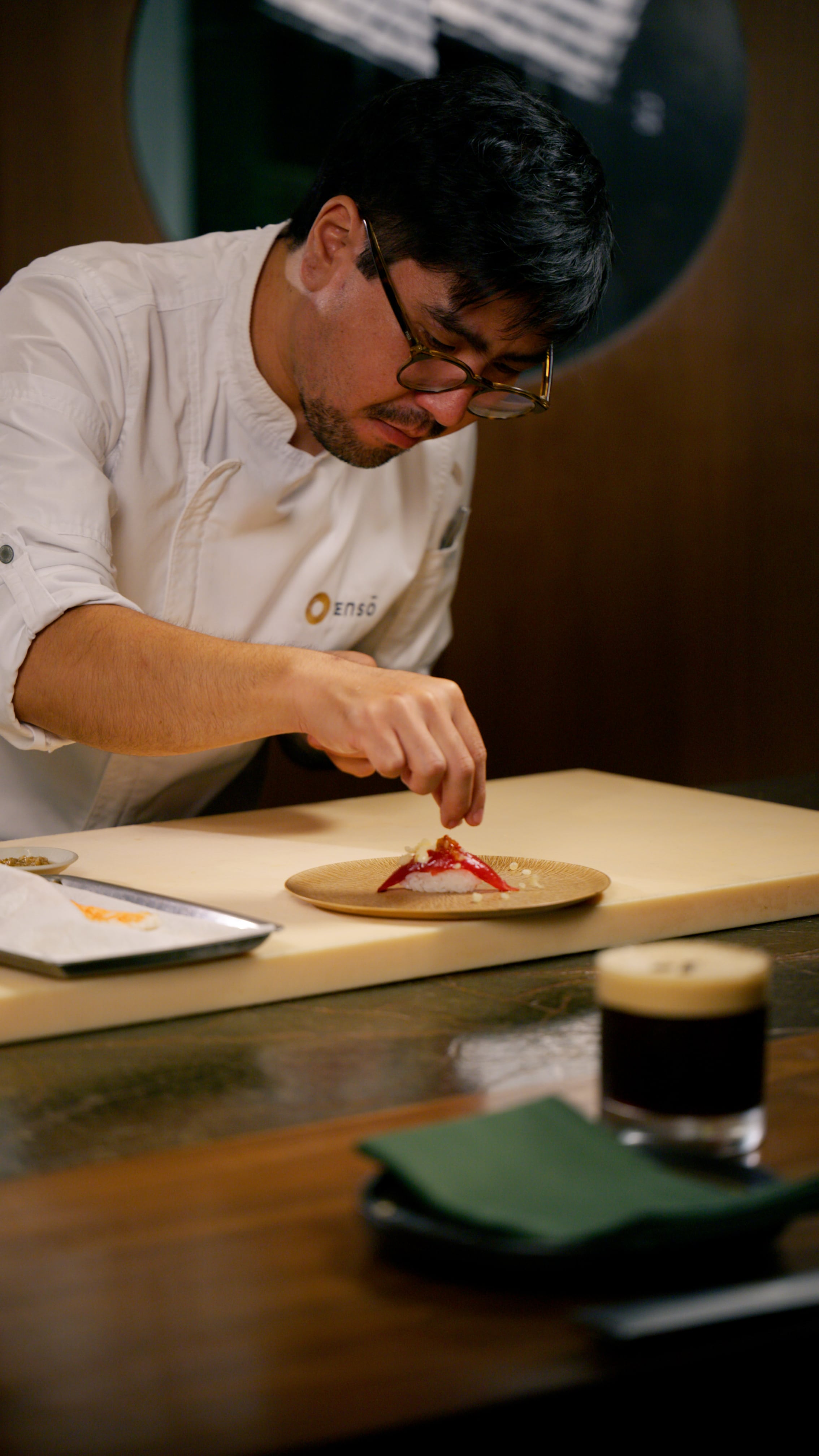 Durante Sakura Sessions en Enso, la barra de sushi sigue abierta.
