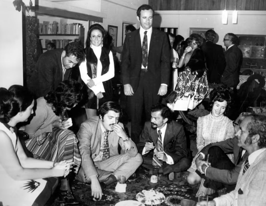 Sentadas a la izquierda: Sarita Gilberstein (esposa de Samuel Rovinski) y Tulita (esposa de Sergio Ramírez). De pie: Carlos Martínez Rivas (inclinado), Margarita Carrera, Samuel Rovinski. Sentados en el suelo: Ramírez, Lizandro Chávez Alfaro, ‘Mona’ (Guatemala), Pablo Antonio Cuadra y Fernando de Szyszlo. Fiesta en casa de Julio Suñol e Irma Prego, La Paulina, septiembre de 1971. Fotografía: Sergio Ramírez par LN.