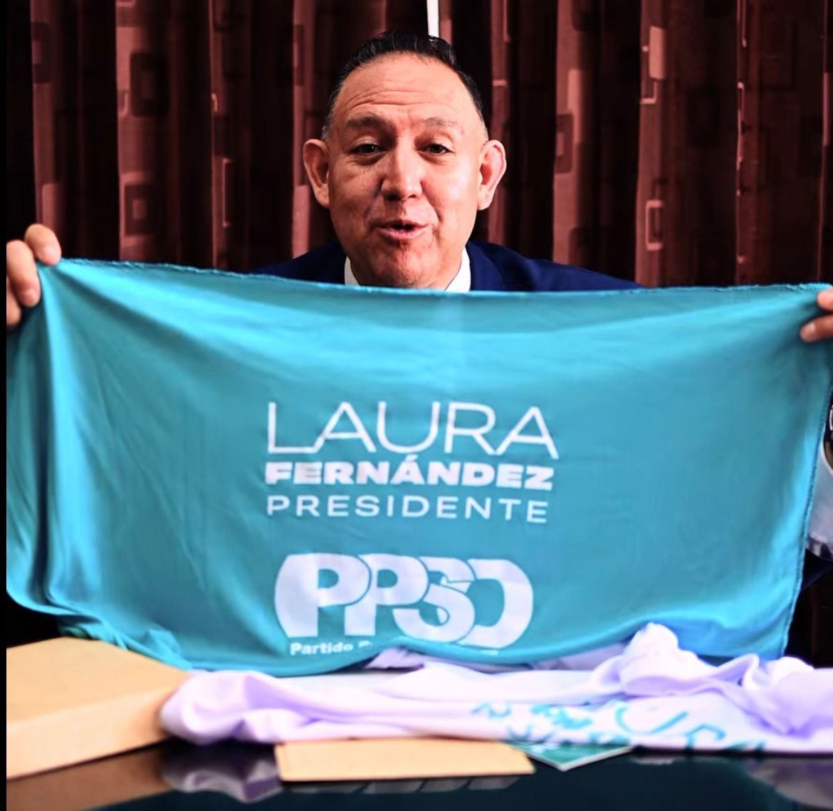 Leslye Bojorges da su adhesión a Laura Fernández.