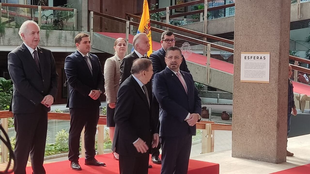 El presidente Rodrigo Chaves ingresó a Casa Presidencial, en Zapote, acompañado por el líder opositor venezolano, Edmundo González Urrutia.