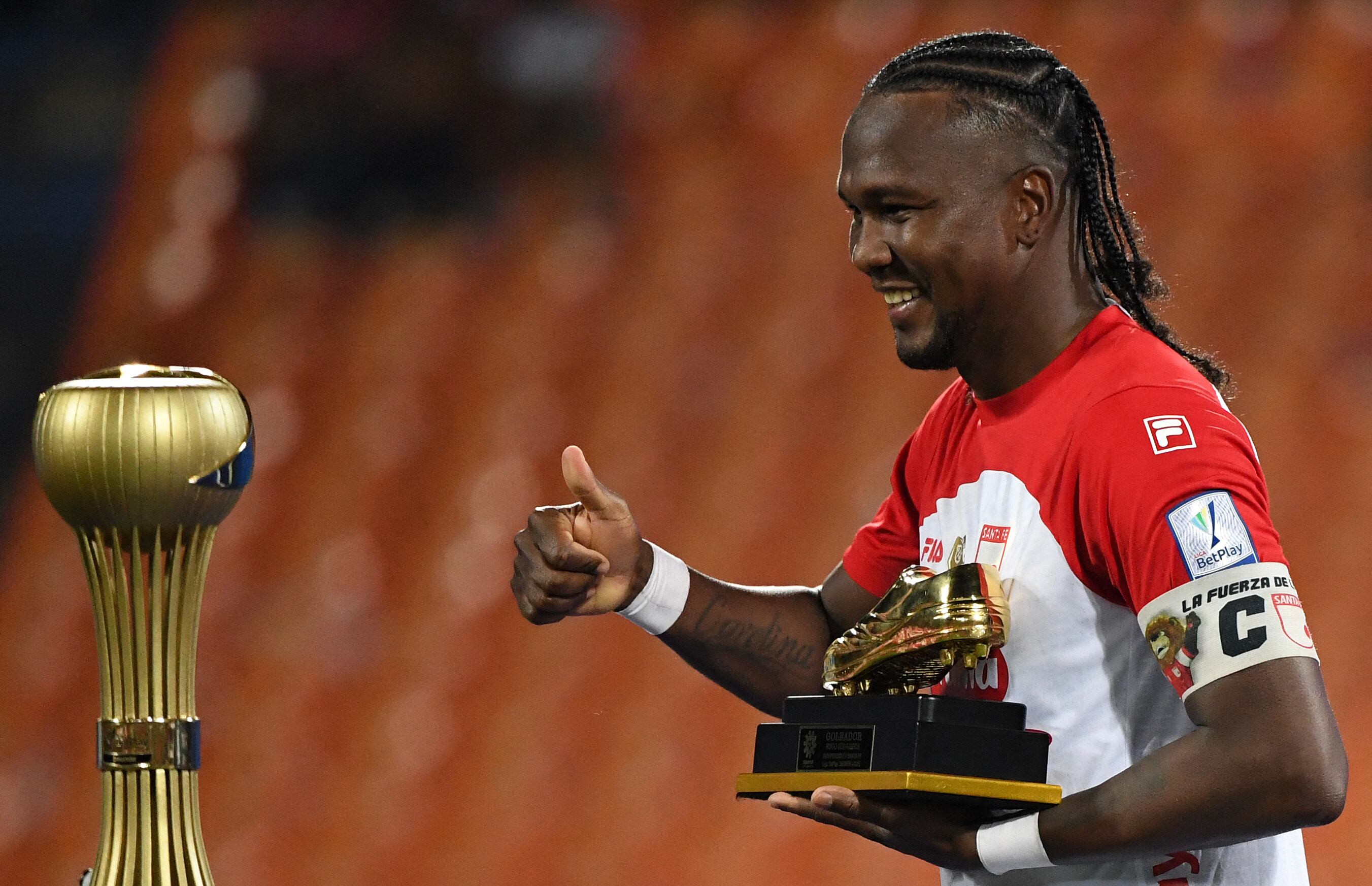 Hugo Rodallega festeja luego de ganar con Independiente de Santa Fe el títtulo de Colombia ante el Independiente de Medellín.