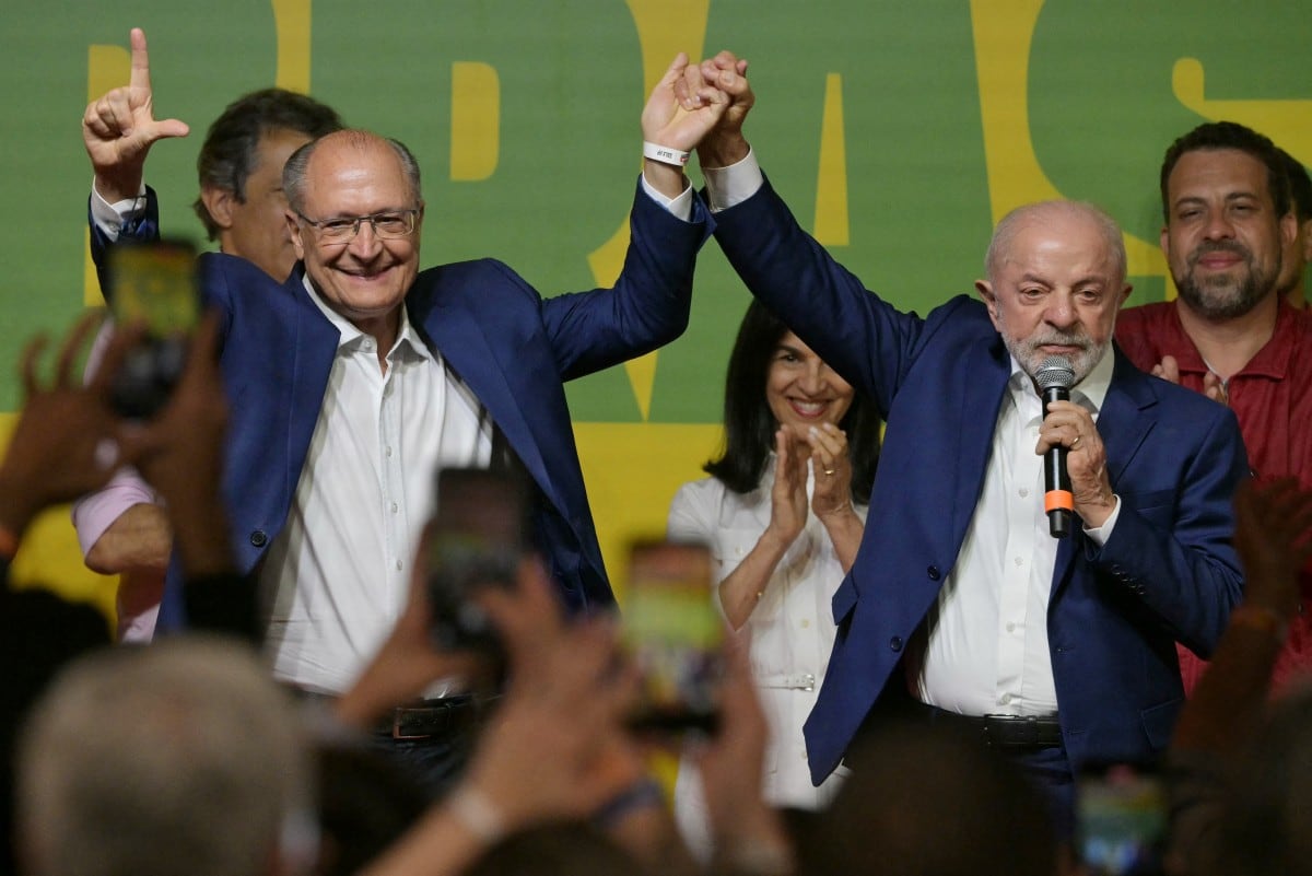Brazil's President and re-election candidate for the Workers' Party (PT) Luiz Inacio Lula da Silva (R) speaks to supporters accompanied by Vice-President Geraldo Alckmin (L) following the partial results of the presidential election in Sao Paulo, Brazil on October 4, 2026. Brazilian senator Flavio Bolsonaro, son of the far-right former leader Jair Bolsonaro, finished ahead of President Luiz Inacio Lula da Silva in the election on October 4, 2026, which will go to a run-off in three weeks. (Photo by NELSON ALMEIDA / AFP)
