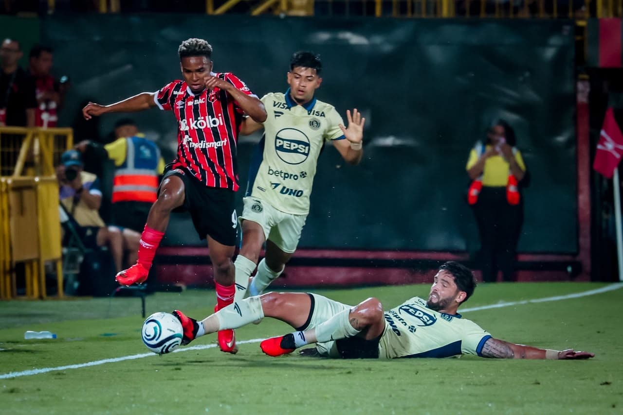 A partir de esta acción en la que Kenyel Michel le robó el balón a Jonathan Moya, surgió el gol de Creichel Pérez.