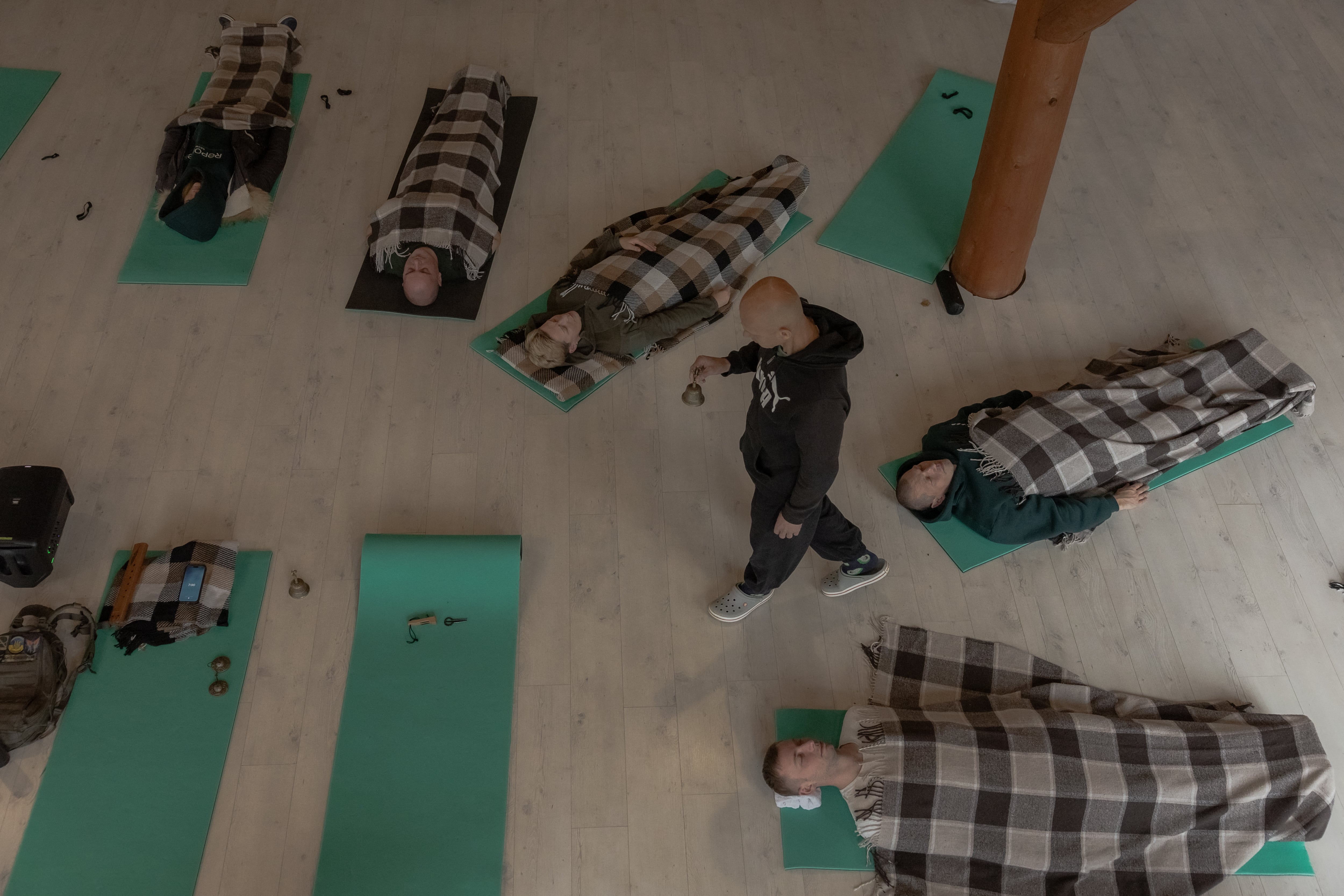 Psicólogos trabajan con personal sanitario del ejército en sesiones grupales, conscientes de que muchos deberán regresar pronto al frente.