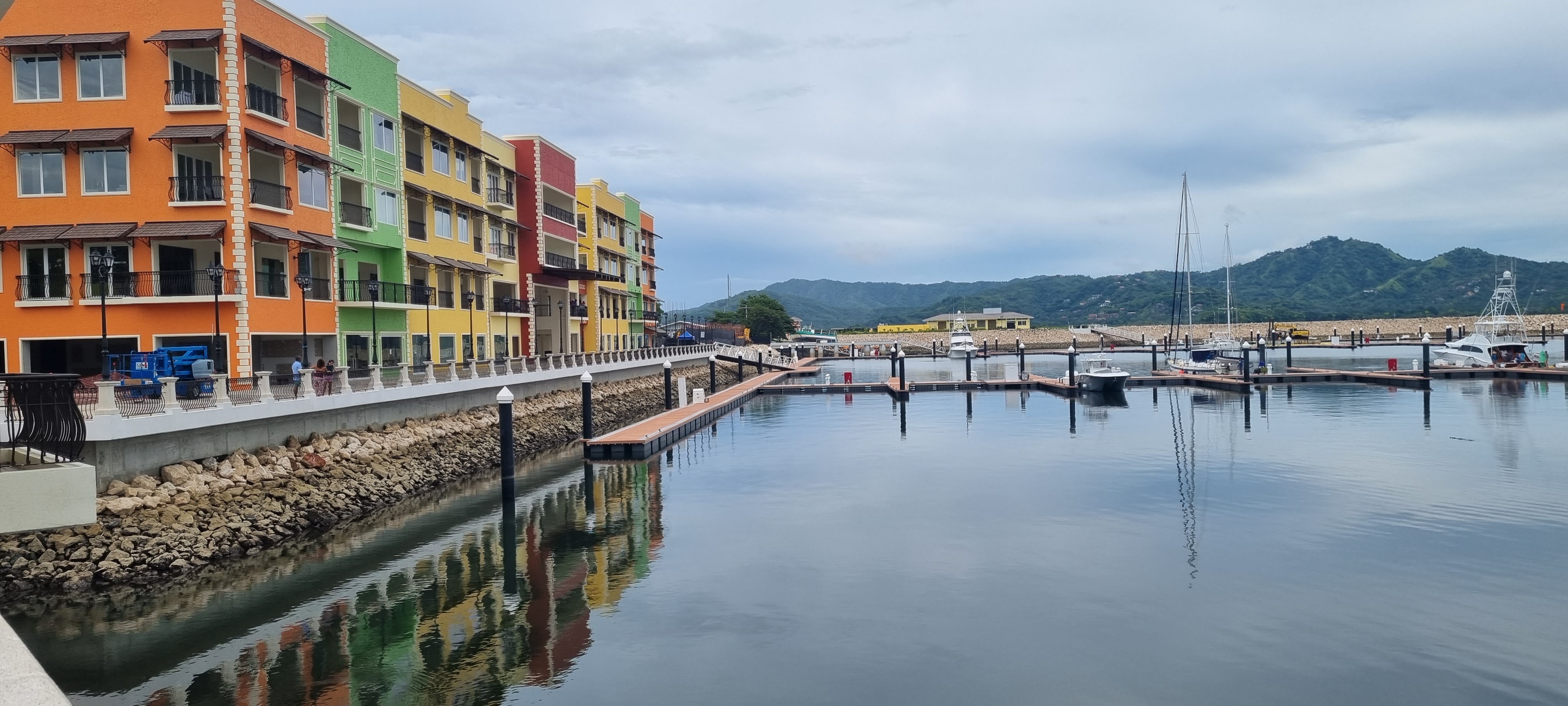 Muelles o puestos de atraque en la Marina de Flamingo