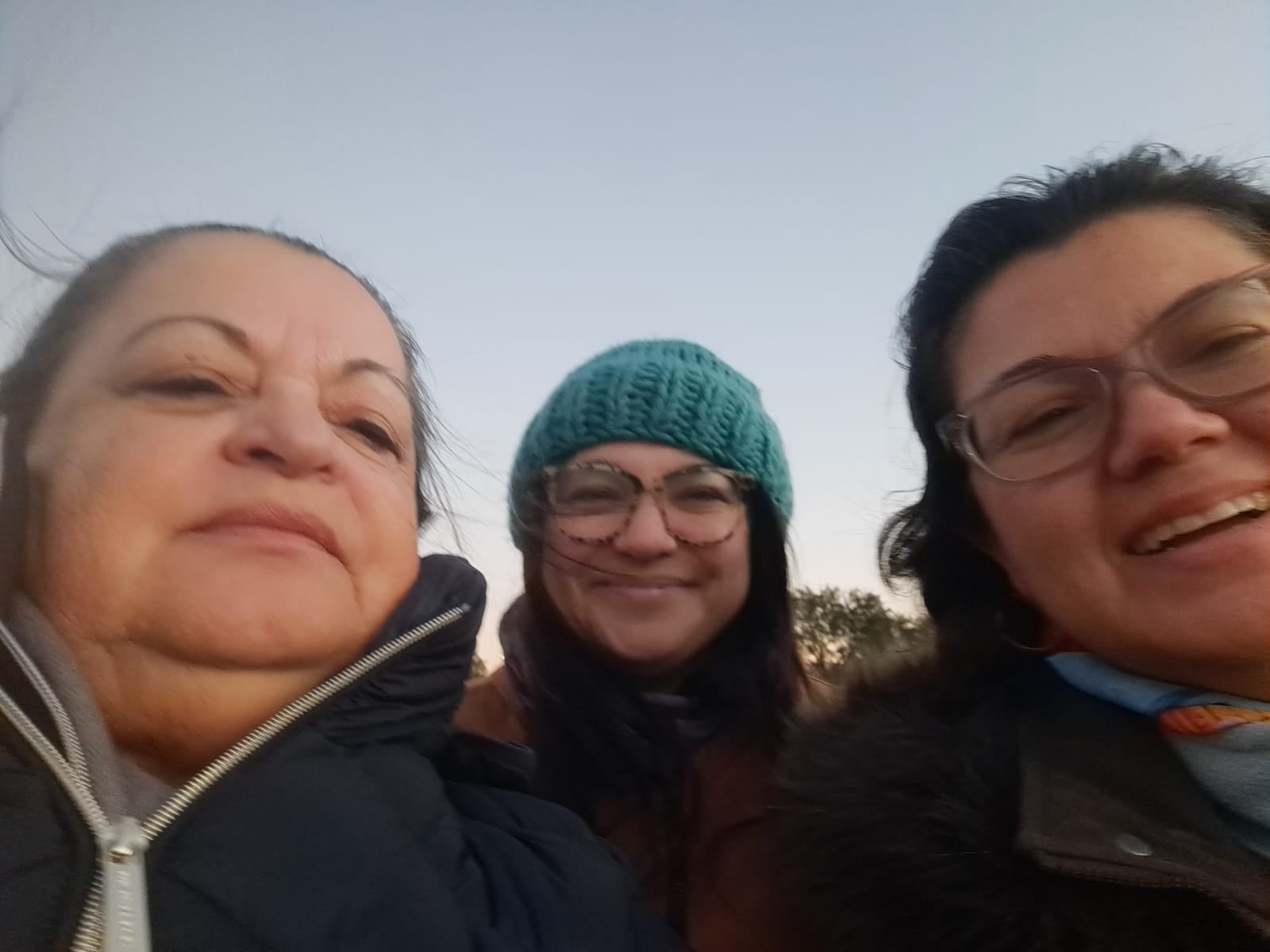 De izquierda a derecha, Dora Valverde(Naranjo)en medio, Caroline Huguenin( SanJoaé), y Tania Quesada ( Palmares) saliendo de Gainesville, Florida . Viajamos hasta Miami, Cinco y media hora en cada dirección para ejercer nuestro voto.