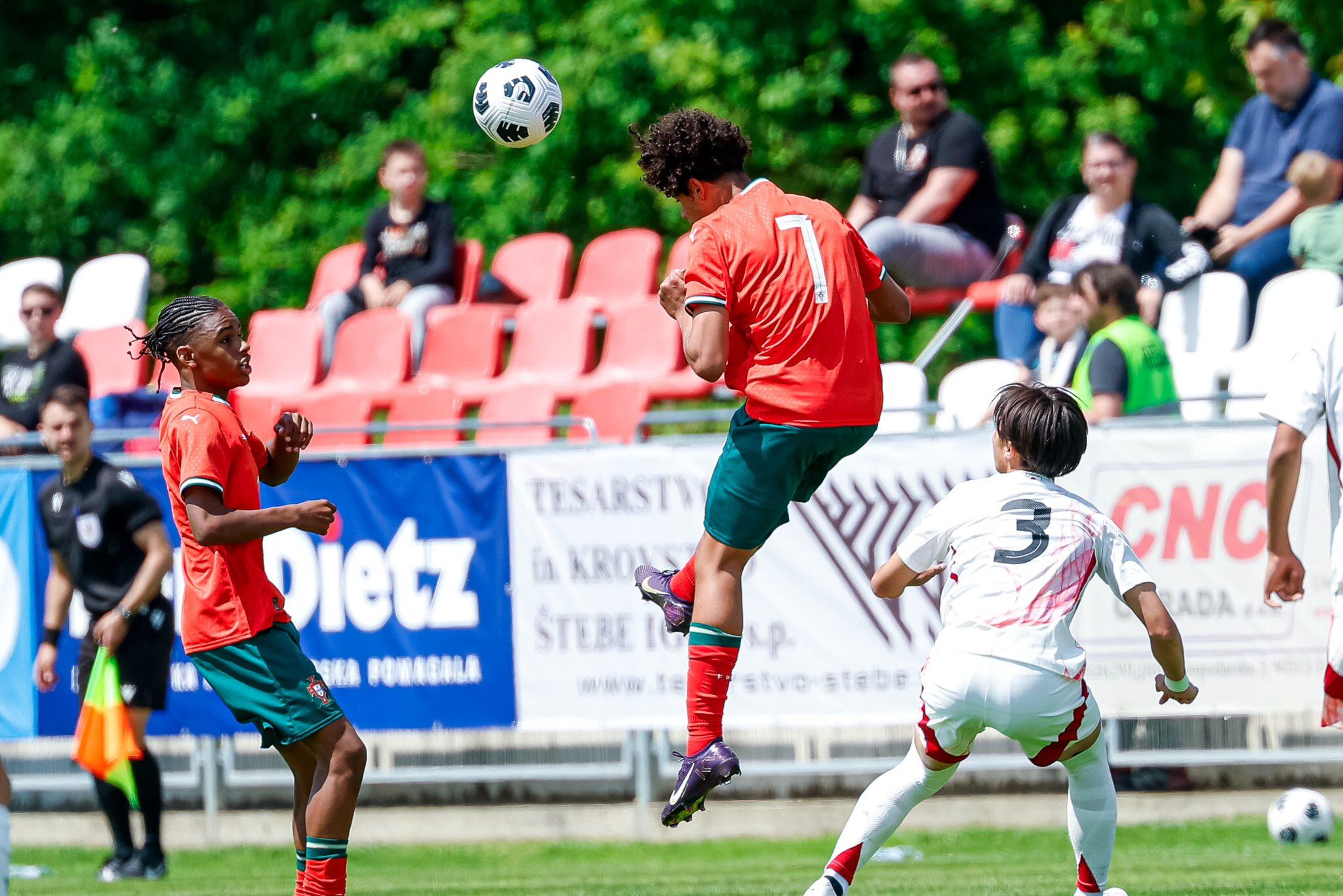 Cristiano Jr anota de cabeza para firmar su doblete.