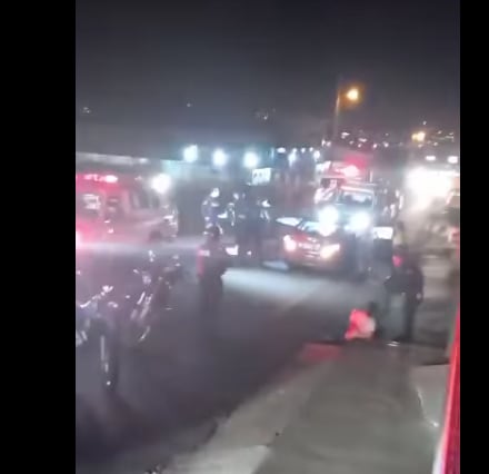 El homicidio en San Ramón motivó el despliegue de motorizados de la Fuerza Pública, varias patrullas y ambulancias de la Cruz Roja, pues además del joven fallecido hubo tres baleados graves. Foto: Cortesía.