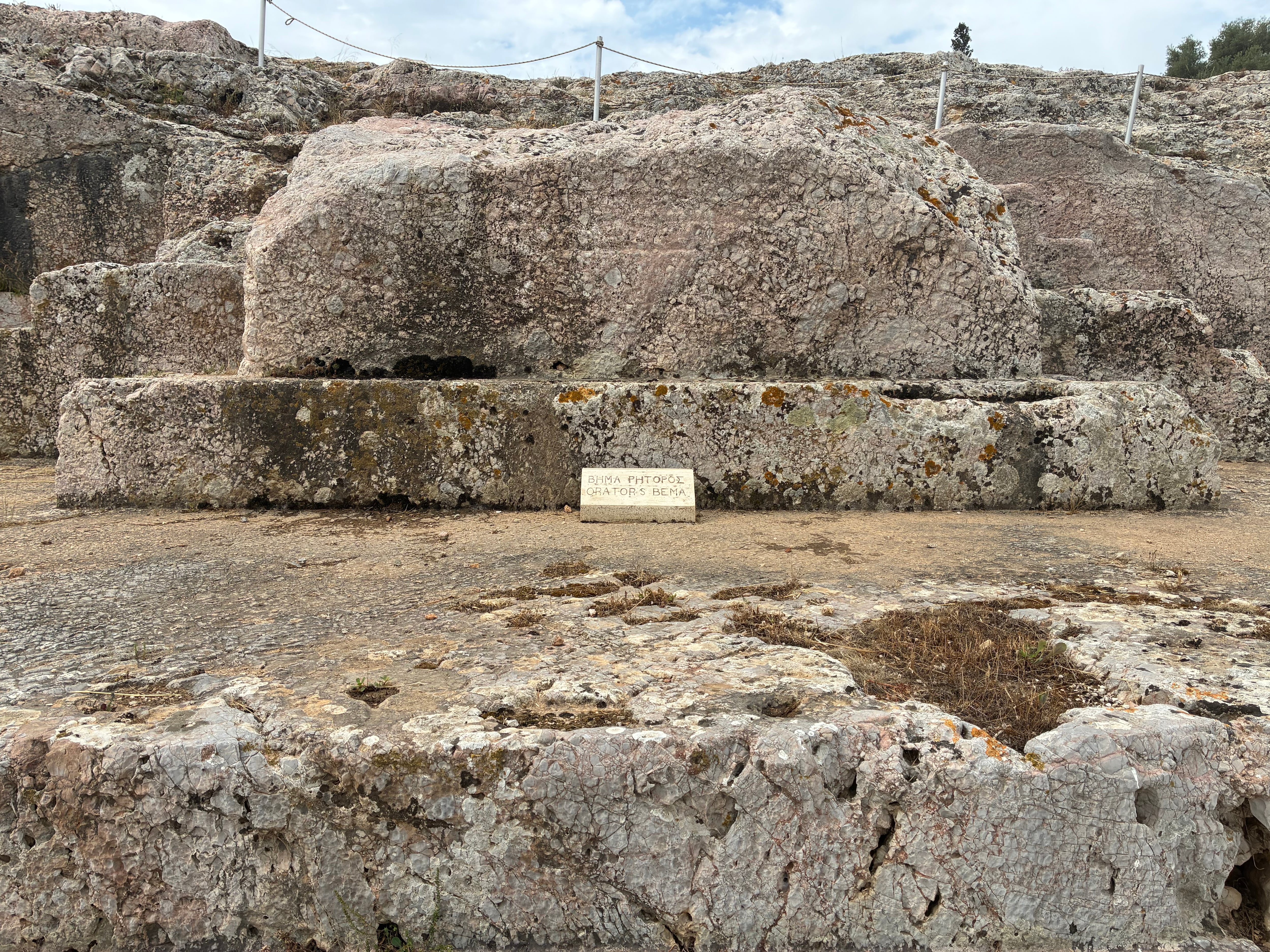 La bema en la antigua Atenas era una plataforma o estrado elevado de piedra que servía como tribuna oficial para los oradores.