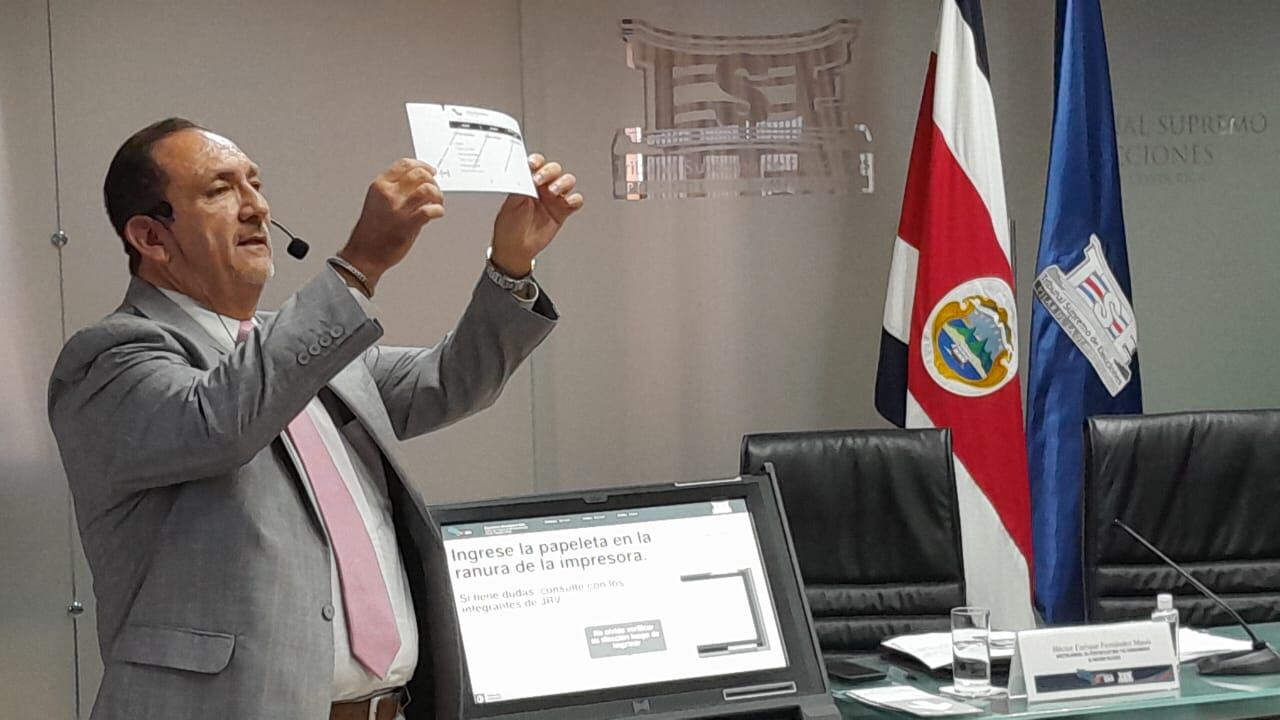 Héctor Fernández, magistrado suplente y director del Registro Electoral, aclaró que la máquina es simplemente una herramienta de votación; el voto real se registra en la papeleta. En la imagen, se observa una prueba en curso con una de las máquinas. Foto: Josué Bravo