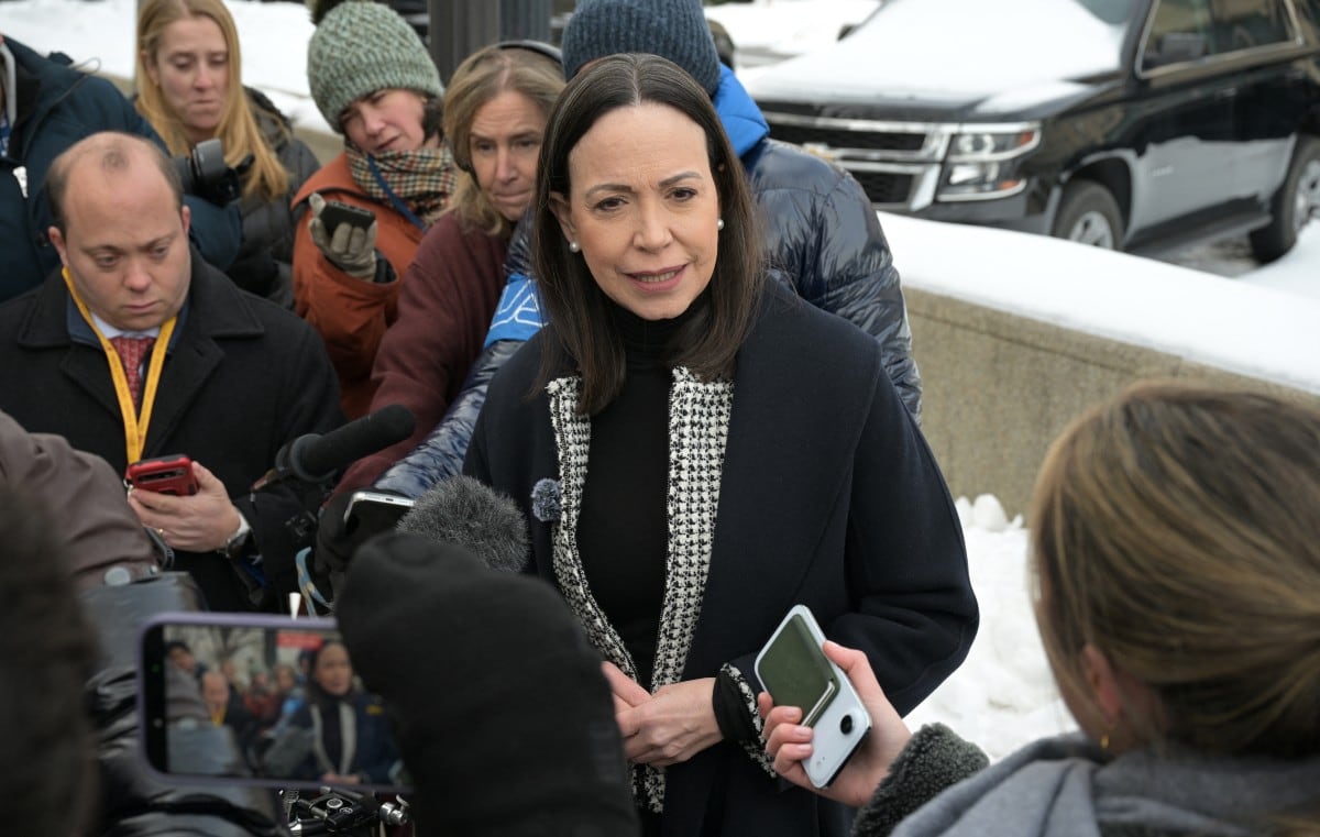 La líder opositora venezolana María Corina Machado habla con la prensa tras reunirse con el secretario de Estado de Estados Unidos, Marco Rubio, en el Departamento de Estado, en Washington, DC, el 28 de enero de 2026.