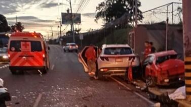 Colisión múltiple entre tres vehículos y una bicimoto deja un fallecido en Heredia