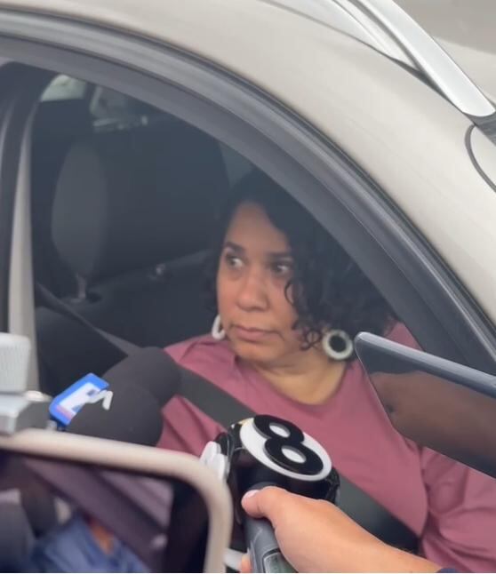 Esposa de Roberto Samcam en las afueras del condominio donde ocurrió el asesinato