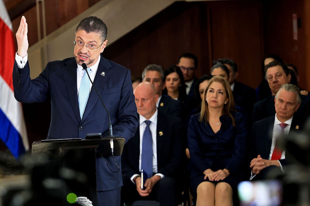 Un vicepresidente, cuatro ministros y dos presidentes ejecutivos renunciaron este miércoles a sus cargos con la posibilidad de postularse al cargo de diputados. Las dimisiones las anunció el mandatario Rodrigo Chaves en una conferencia en Casa Presidencial. Se trata de los siguientes funcionarios: