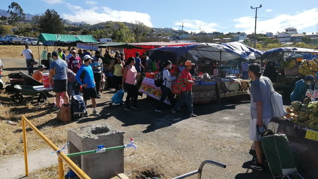 Cartagineses abarrotan calles a pesar de llamado de las autoridades de quedarse en casa para evitar la propagación del covid-19. Fotos: Keyna Calderón.