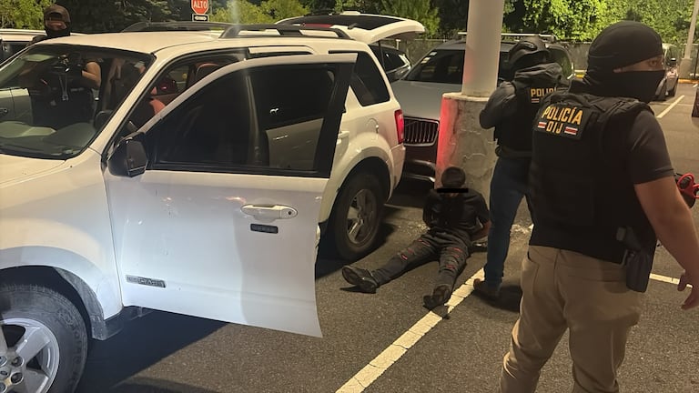 Detenidos dos sospechosos de narcotráfico en torre de apartamentos de Sabana Norte