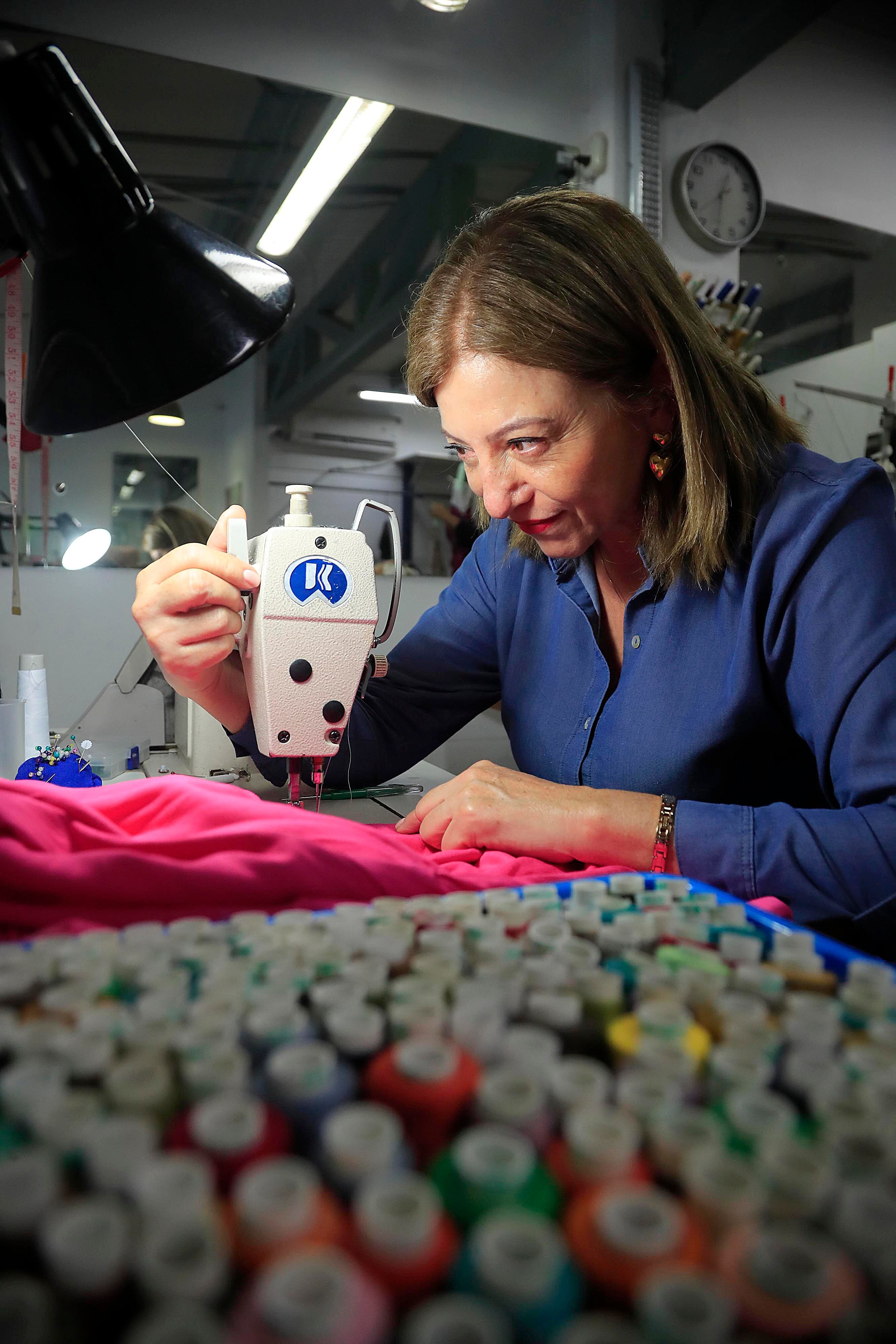 01/10/2023 Santa Ana. Olga Valverde Muñoz, costurera en la Dry Clean USA. uñoz, costurera en la Dry Clean USA.