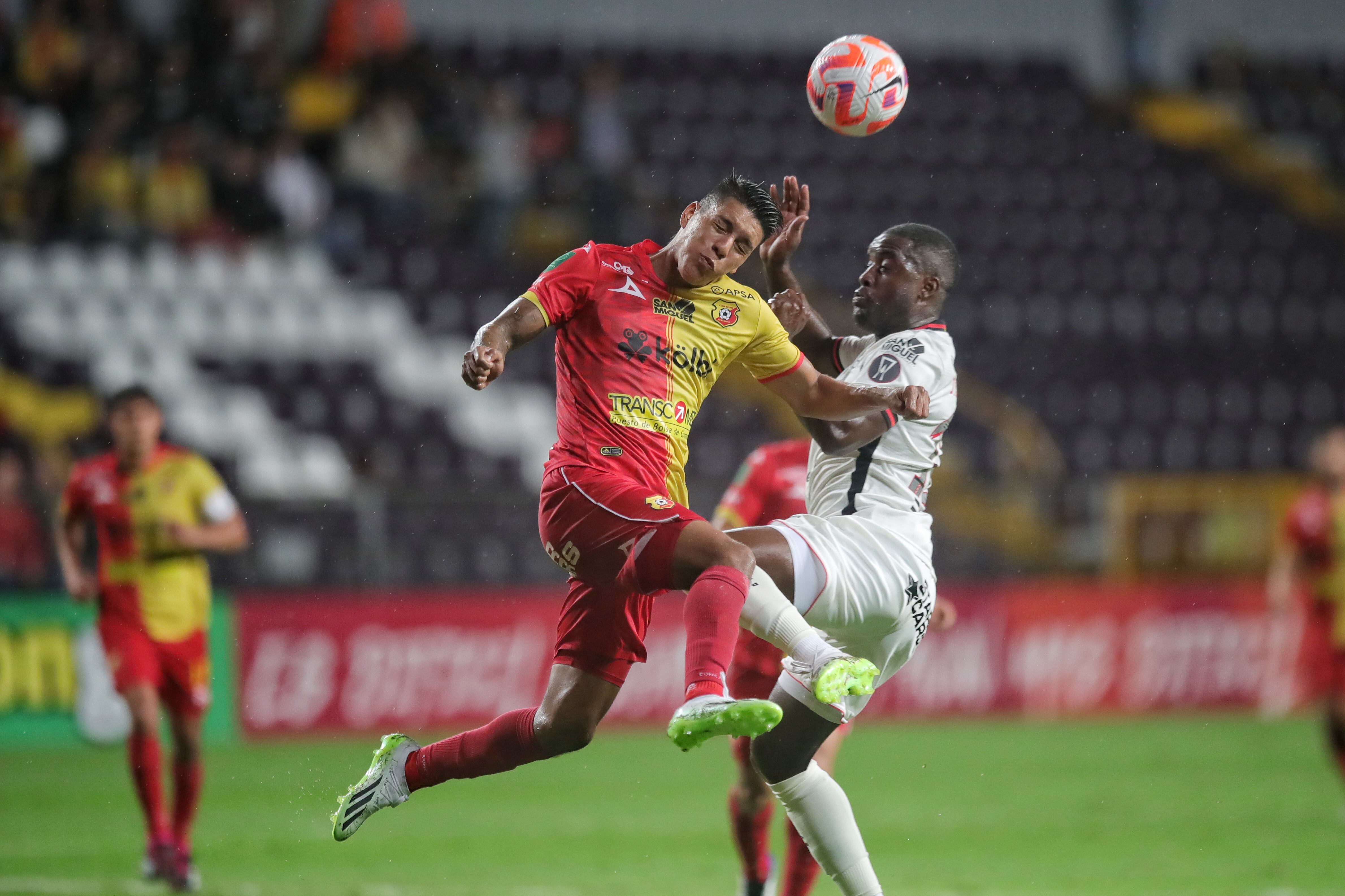 25/10/2023/ Juego entre el Club Sport Herediano vs Liga Deportiva Alajuelense por la copa centroamericana de CONCACAF en el estadio Ricardo Saprissa / Foto John Durán