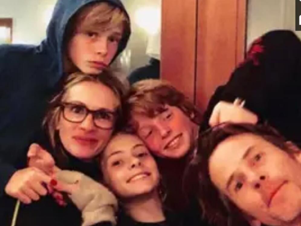 Julia Roberts y Danny Moder junto a sus tres hijos