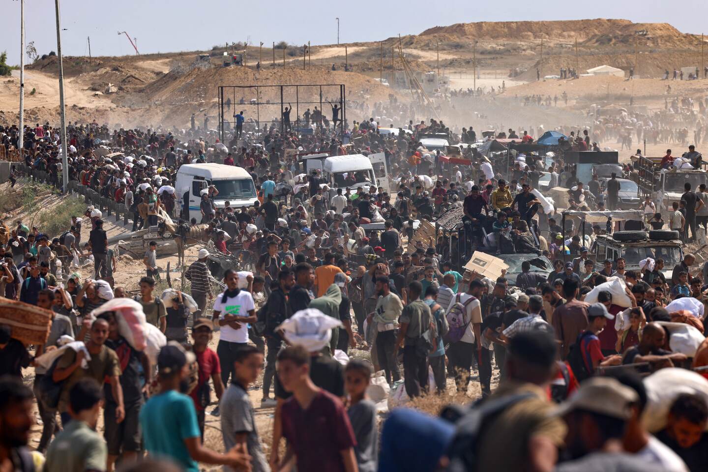 Palestinos desplazados se reúnen para recibir ayuda en un centro de distribución gestionado por la Fundación Humanitaria de Gaza (FGH), con apoyo de Estados Unidos e Israel, en el llamado "corredor Netzarim", en el centro de la Franja de Gaza, este 4 de agosto de 2025. Fotografía: