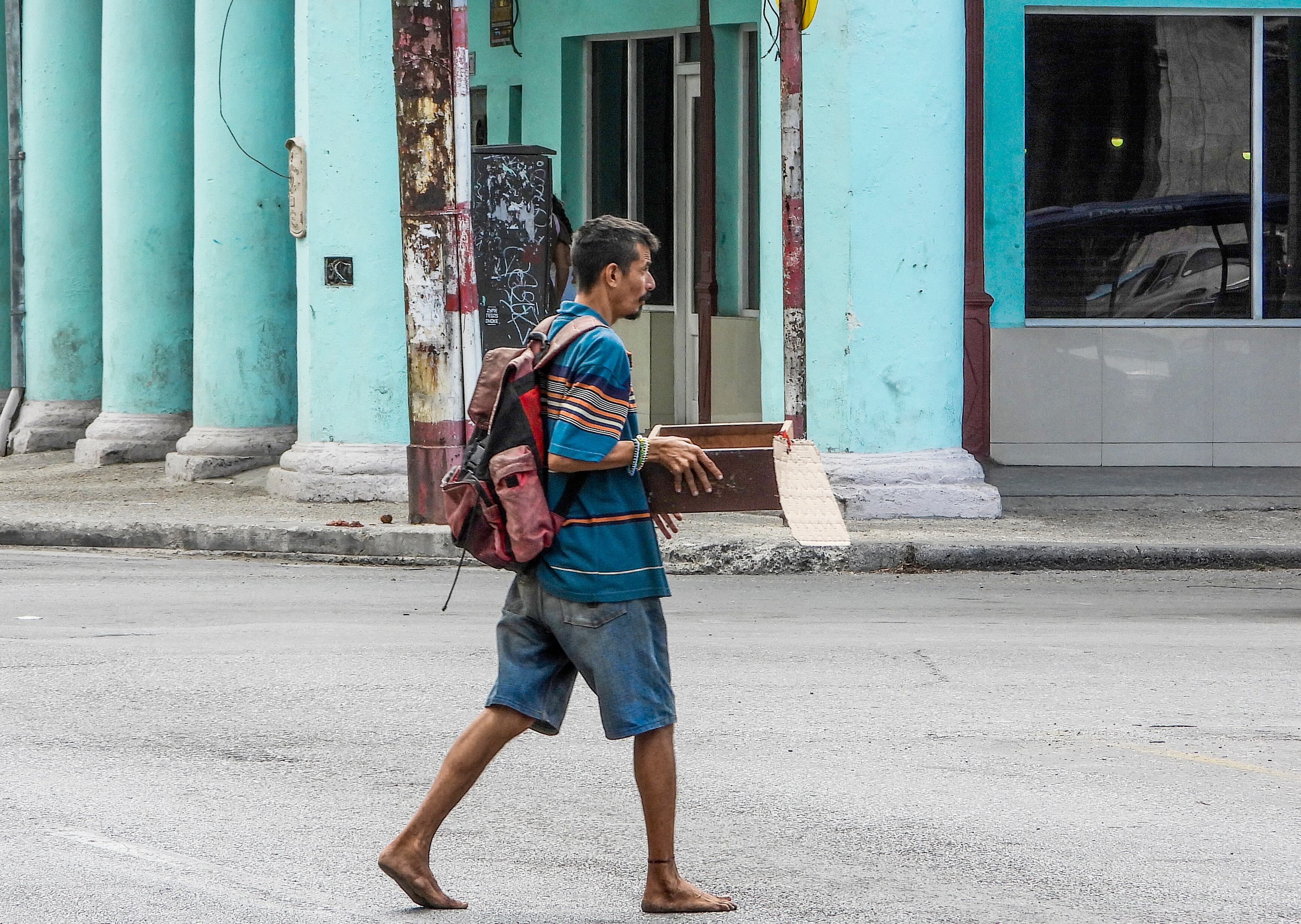 En los últimos dos años se ha incrementado la presencia de indigentes y de personas que piden dinero en la calle y recogen alimentos en la basura. este hombre circulaba este 15 de julio en La Habana. Fotografía: