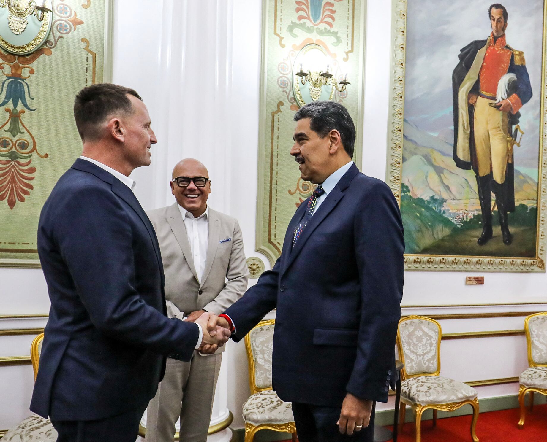La imagen difundida por la Presidencia de Venezuela muestra al presidente de Venezuela, Nicolás Maduro (der.), estrechando la mano del enviado especial del presidente estadounidense Donald Trump, Richard Grenell, en el palacio presidencial de Miraflores en Caracas.