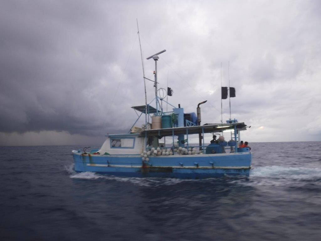 La lancha de pesca semiindustrial, así como la droga y los detenidos quedaron a la orden de la Fiscalía. Foto: Cortesía OIJ.