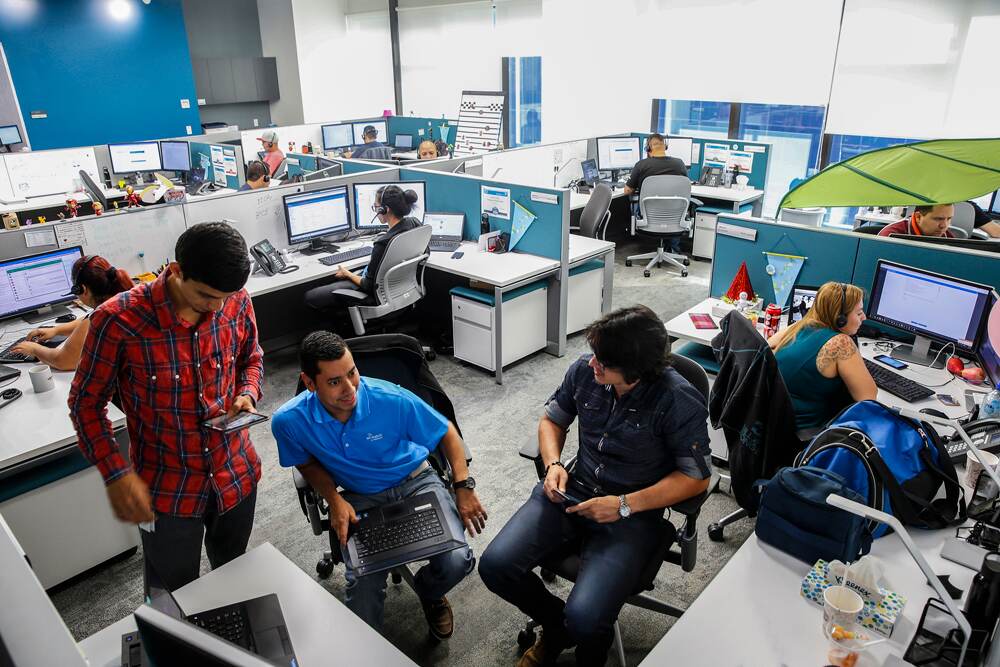 Cristian Gatgens (izq.), Jonathan Pérez y Pablo Pereira son parte de los 520 trabajadores de VMware. Ahí se solicita segundo idioma. | ADRIÁN SOTO.