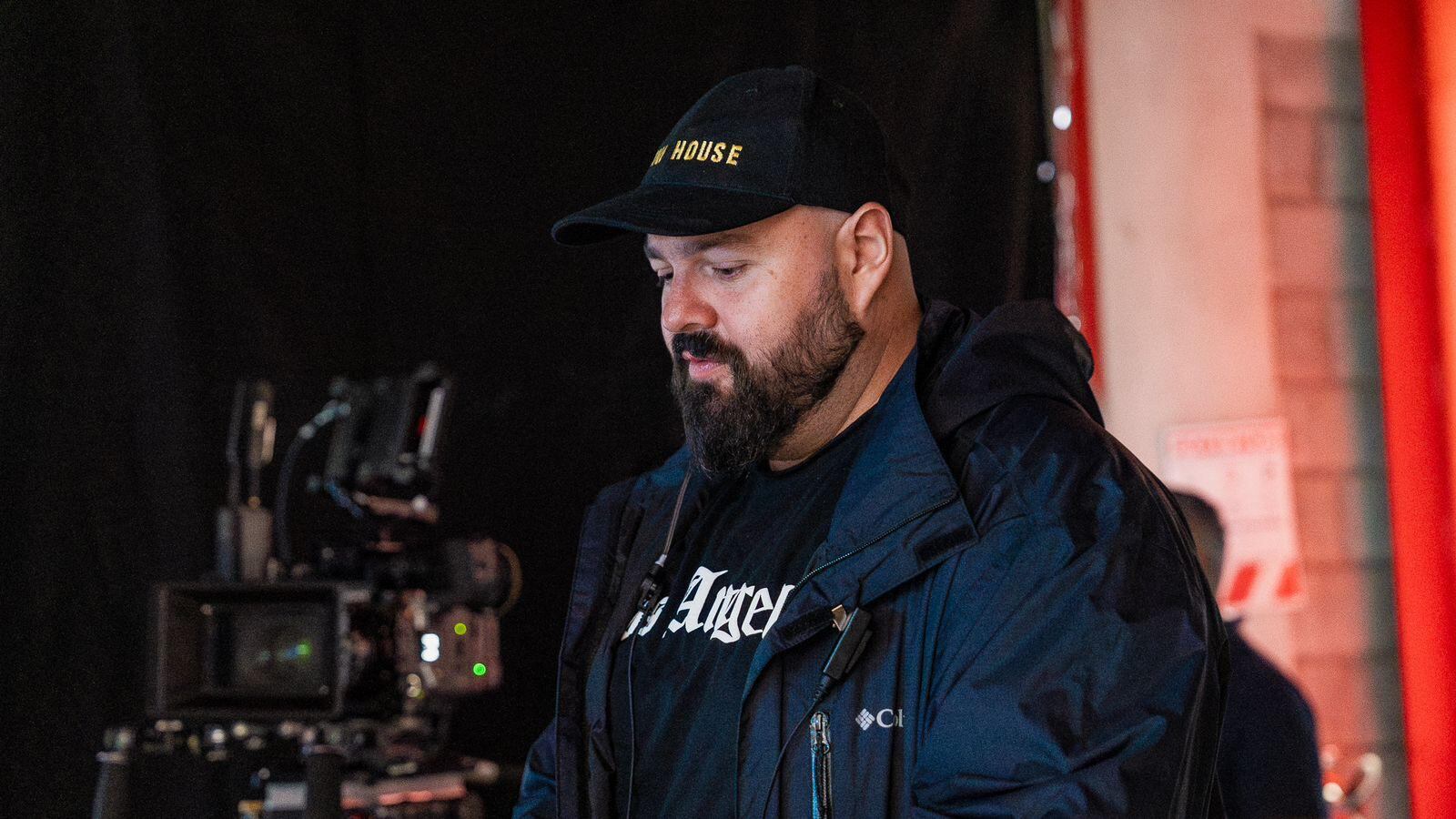 Hombre sosteniendo una cámara de video.