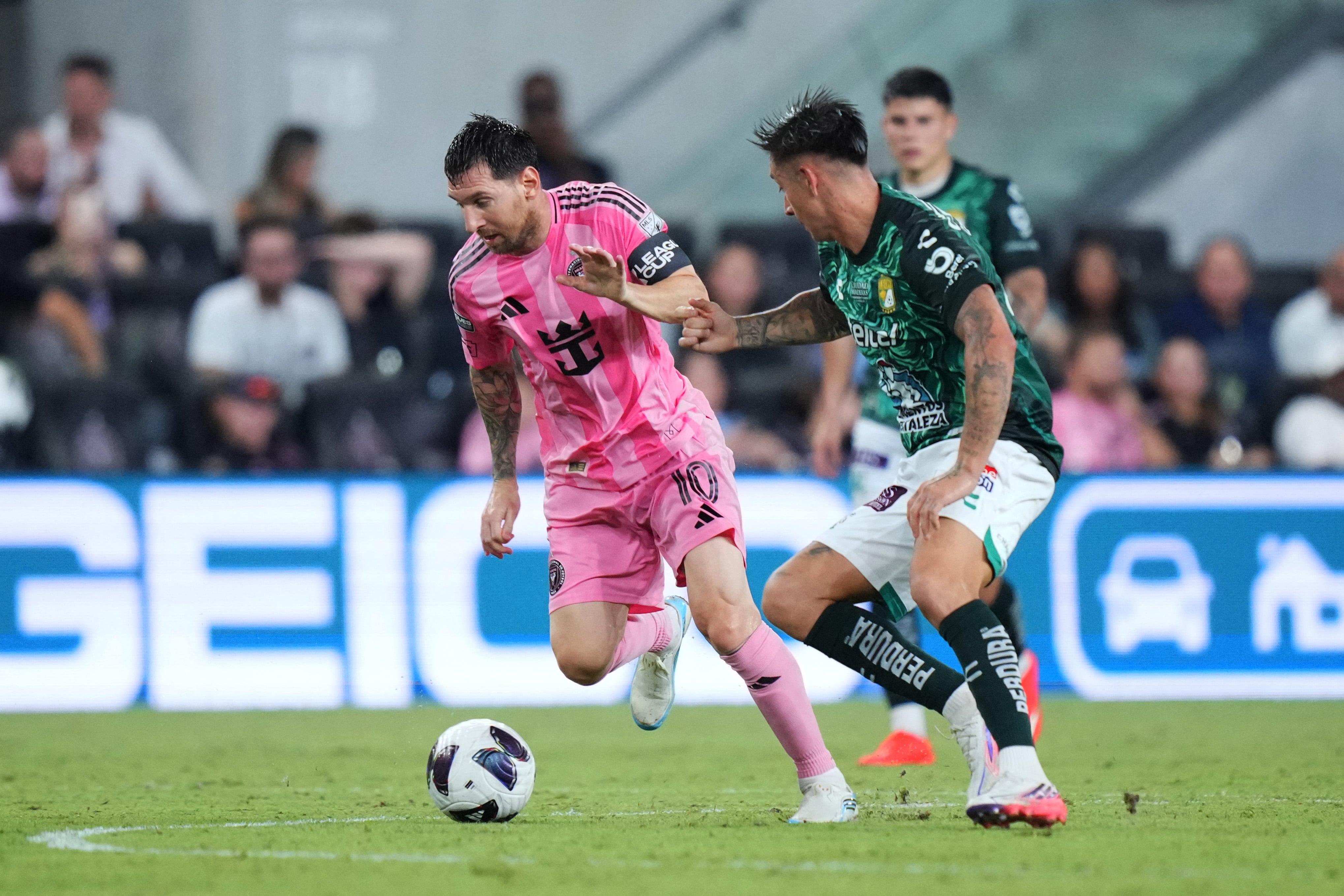 Lionel Messi conduce el balón en el Nu Stadium de Miami, en el partido entre el Inter Miami y el León de México por la Leagues Cup.