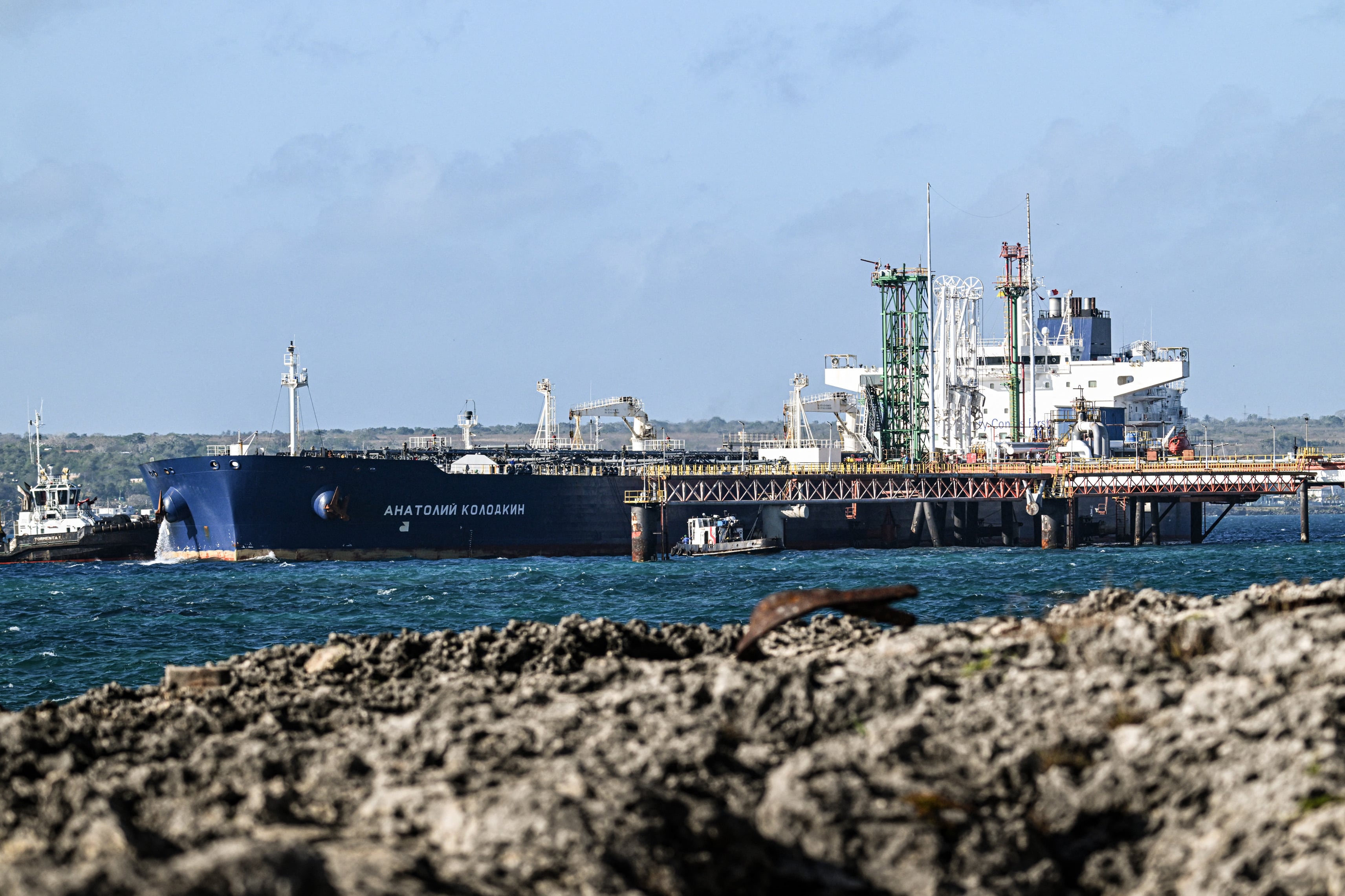 El petrolero ruso Anatoly Kolodkin arriba en la terminal de Matanzas, en el noroeste de Cuba, el 31 de marzo de 2026, con 730.000 barriles de crudo, en el primer envío desde enero en medio de la crisis energética de la isla.