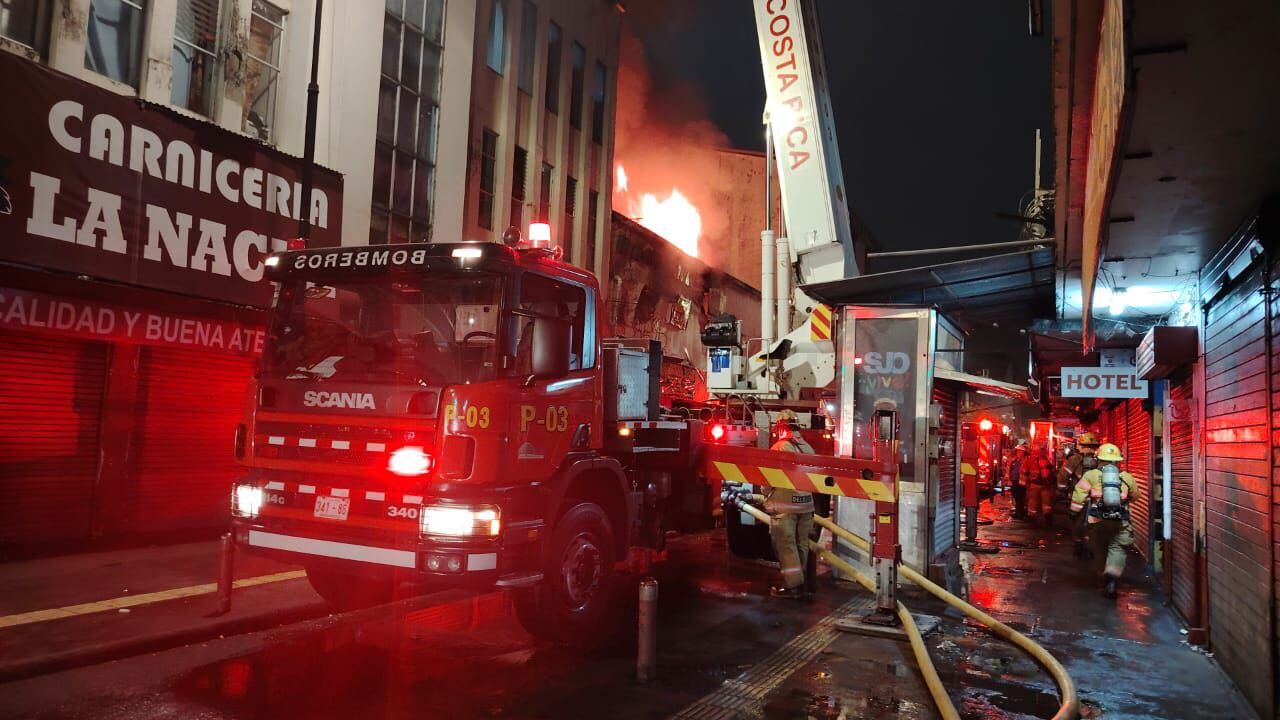 Detalle de la atención la madrugada de este martes del incendio en un inmueble localizado en las inmediaciones del Mercado Borbón. Fotografía: