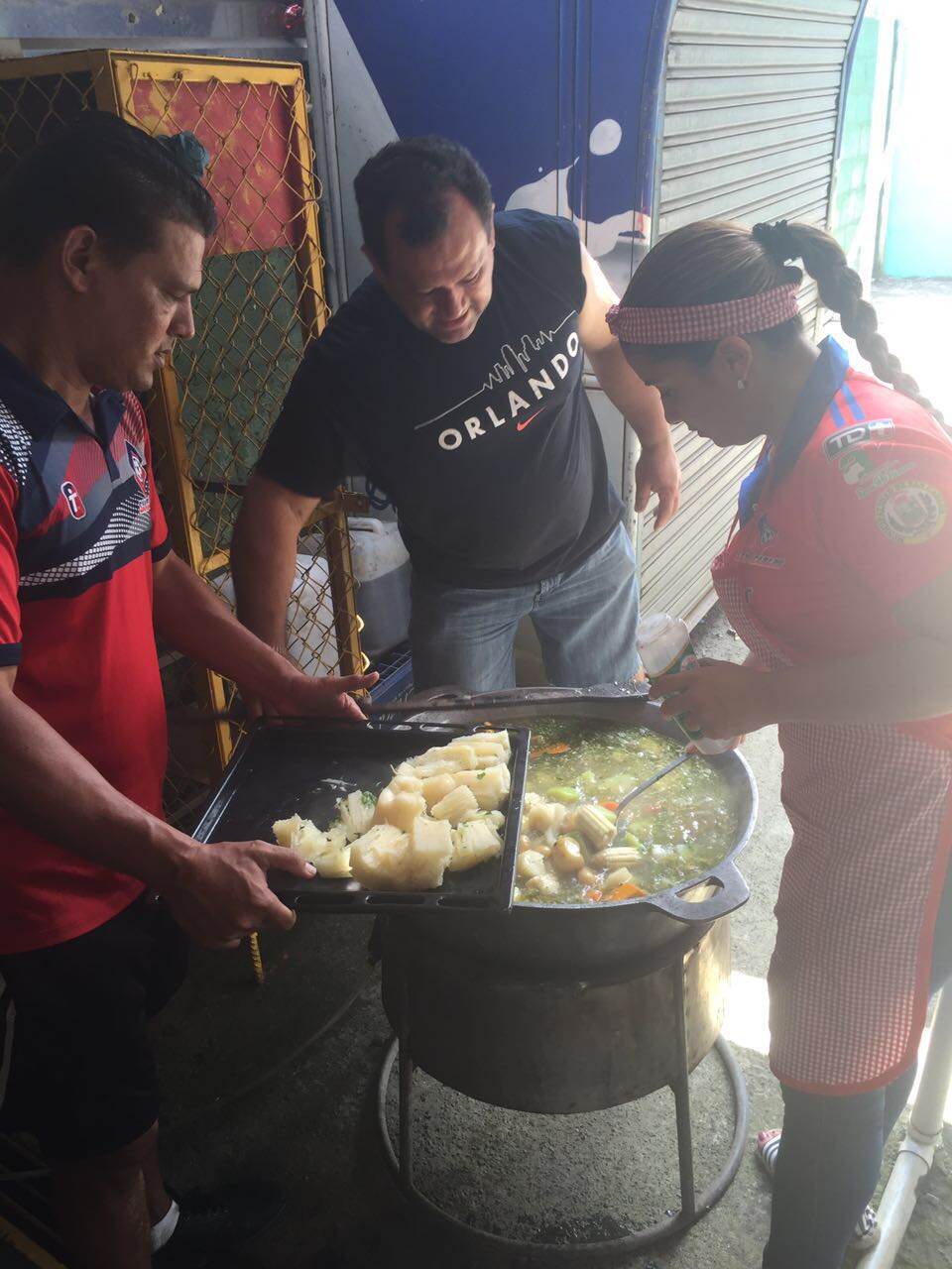 Geiner Segura, técnico de San Carlos, junto a su esposa Vannesa Jorge, nutricionista del club y Alexánder Ortiz (centro) administrador de la soda del estadio Carlos Ugalde. Todos los viernes ellos preparan una olla de carne para los jugadores sancarleños.