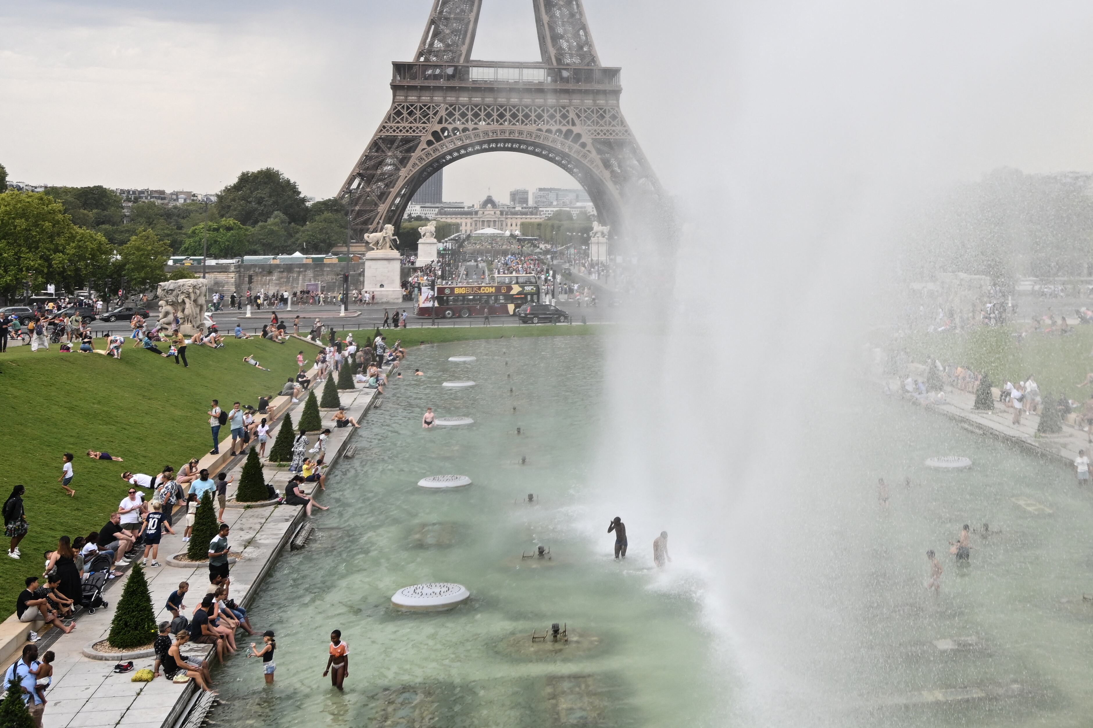 Personas refrescándose en la fuente del Trocadero, frente a la Torre Eiffel, durante una ola de calor en París el miércoles. Francia vive su 51.ª ola de calor desde 1947 y la segunda del verano de este año. Fotografía:
