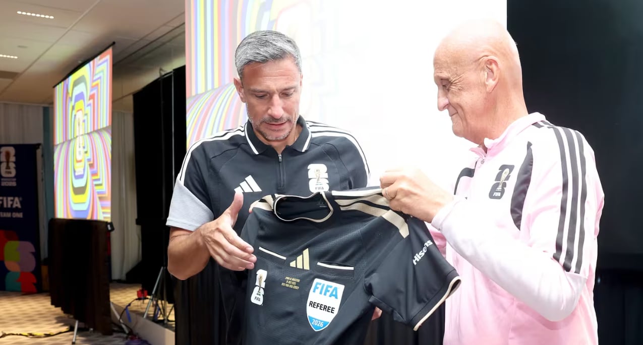 Slavko Vinčić recibe de manos de Pierluigi Collina el uniforme que usará el domingo 19 de julio, cuando pite la final del Mundial 2026 entre España y Argentina.