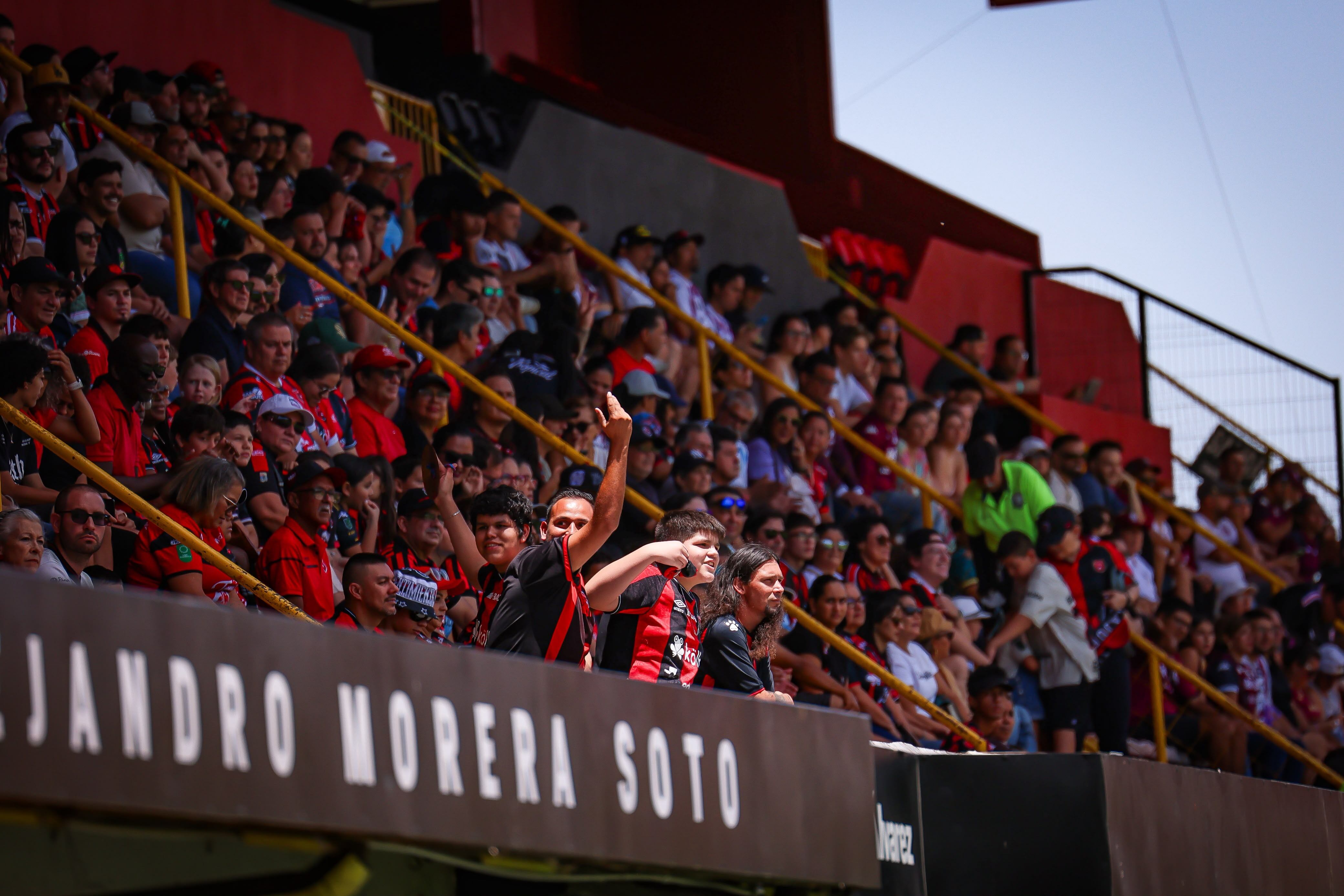 Una importante cantidad de aficionados llegó al clásico femenino entre Liga Deportiva Alajuelense y Saprissa FF.
