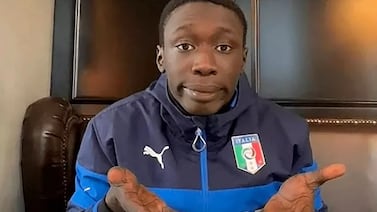 El tiktoker Khaby Lame vendió su empresa por $975 millones y autorizó el uso de su imagen y voz con gemelos digitales con IA