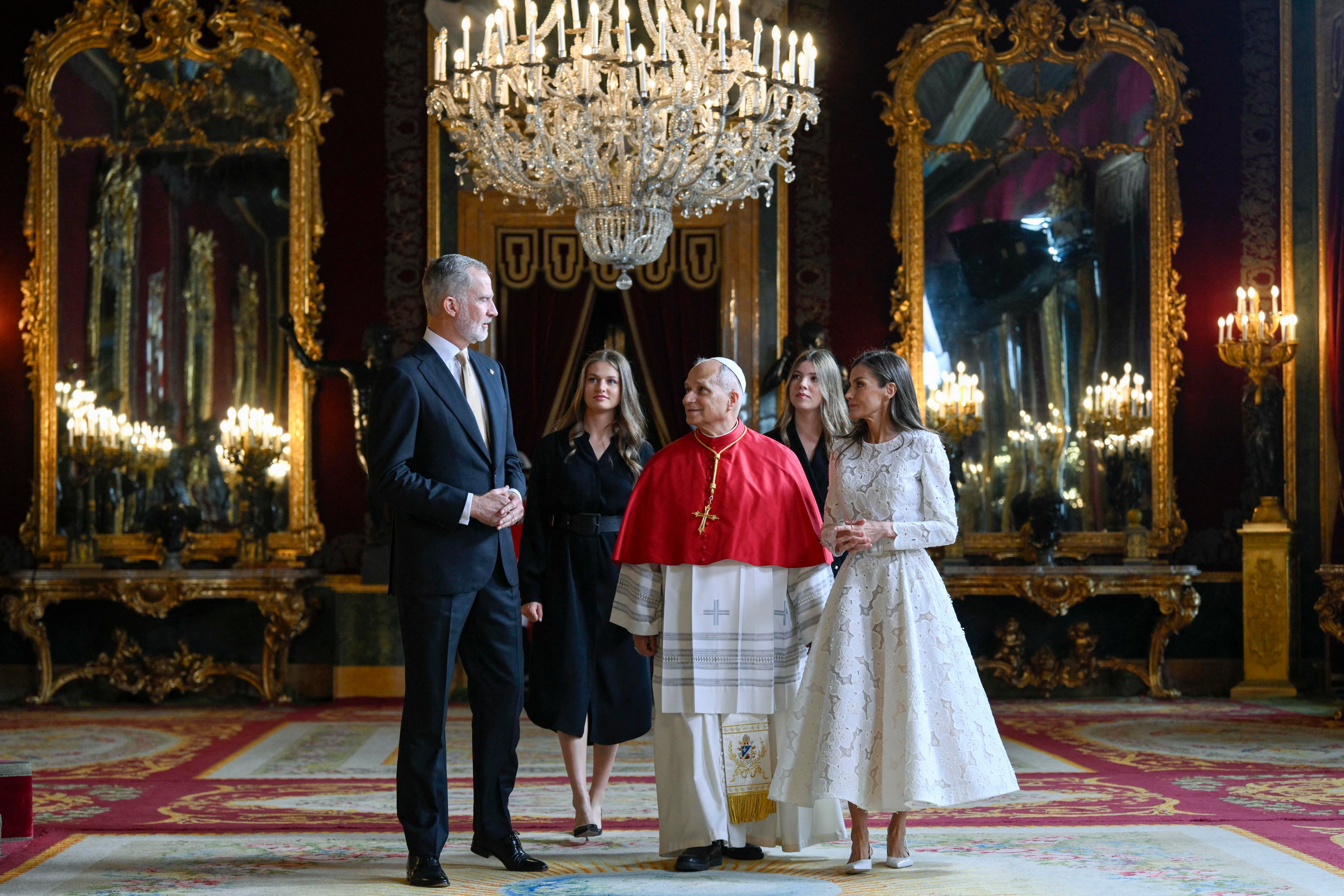 Esta fotografía, distribuida el 6 de junio de 2026 por The Vatican Media, muestra a Felipe VI y la reina Letizia (derecha), la princesa Leonor (segunda por la izquierda) y la princesa Sofía (segunda por la derecha) de España, junto al papa León XIV durante una ceremonia de bienvenida en el Palacio Real. El papa León XIV visita España del 6 al 12 de junio, con paradas en Madrid, Barcelona y las Islas Canarias, donde se reunirá con migrantes y organizaciones dedicadas a ayudarlos.