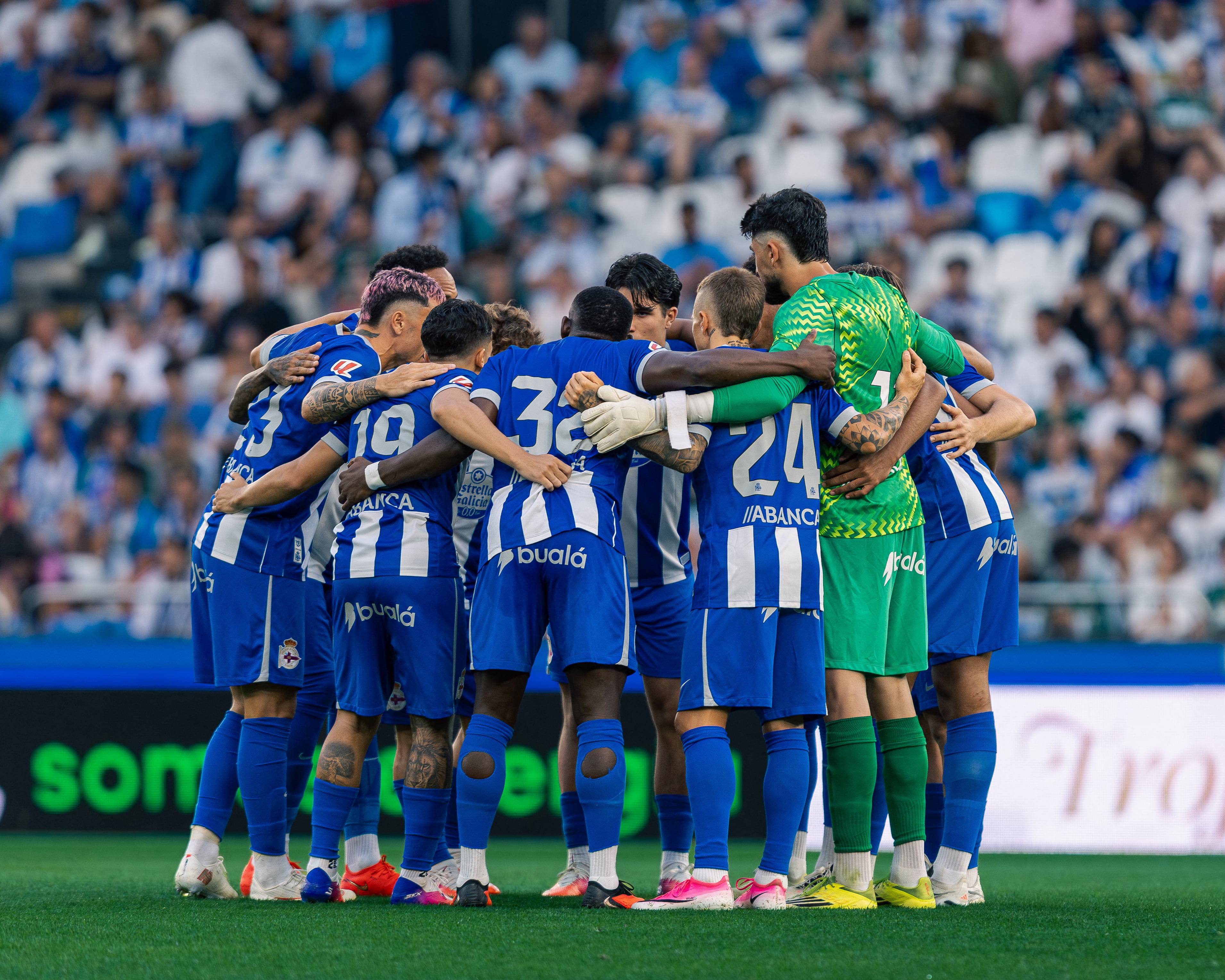 Jugadores del Deportivo La Coruña se reúnen antes de un partido de pretemporada ante el Real Madrid en el estadio Abanca Riazor de Galicia.